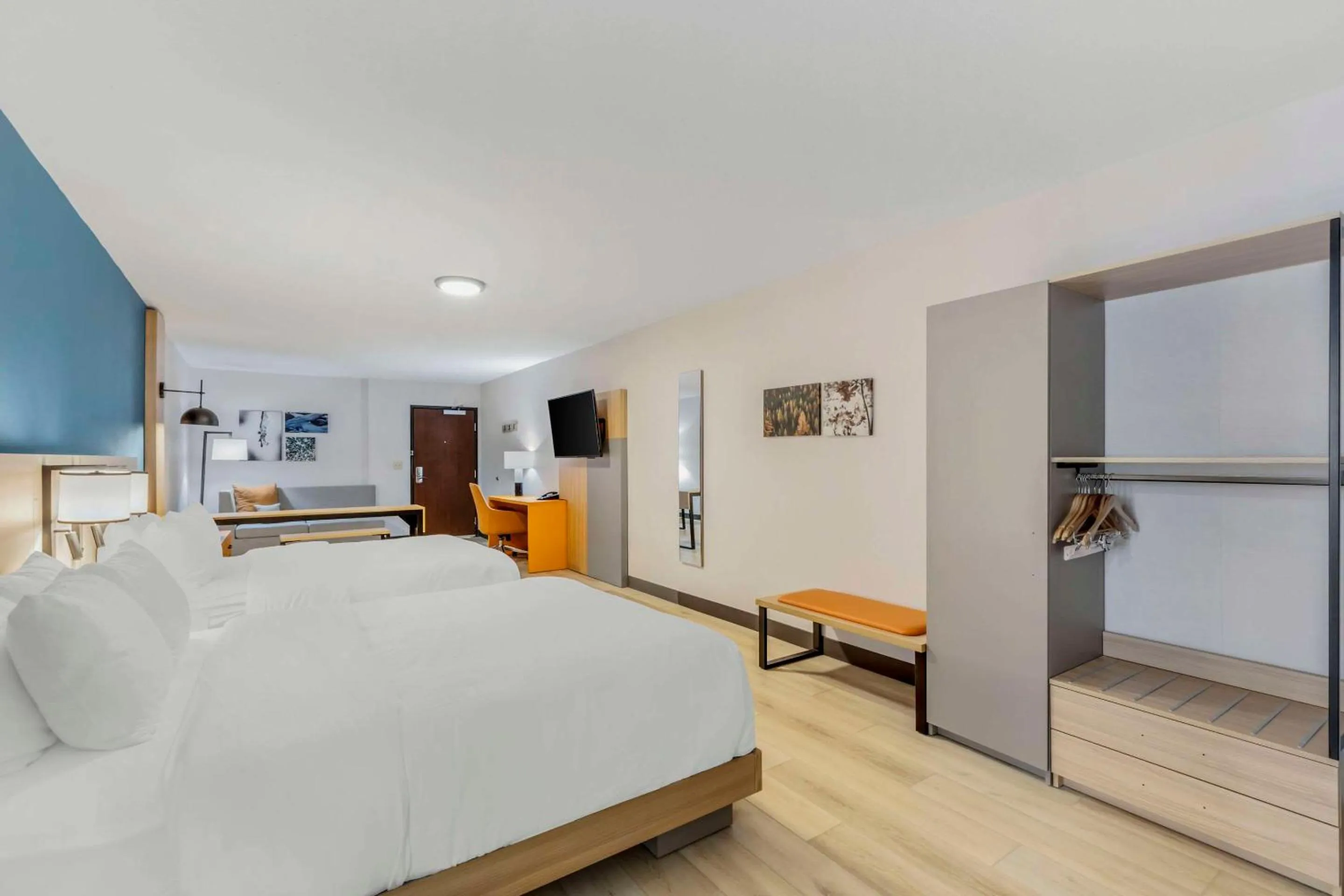 Bedroom, Bed in Comfort Suites Cheyenne