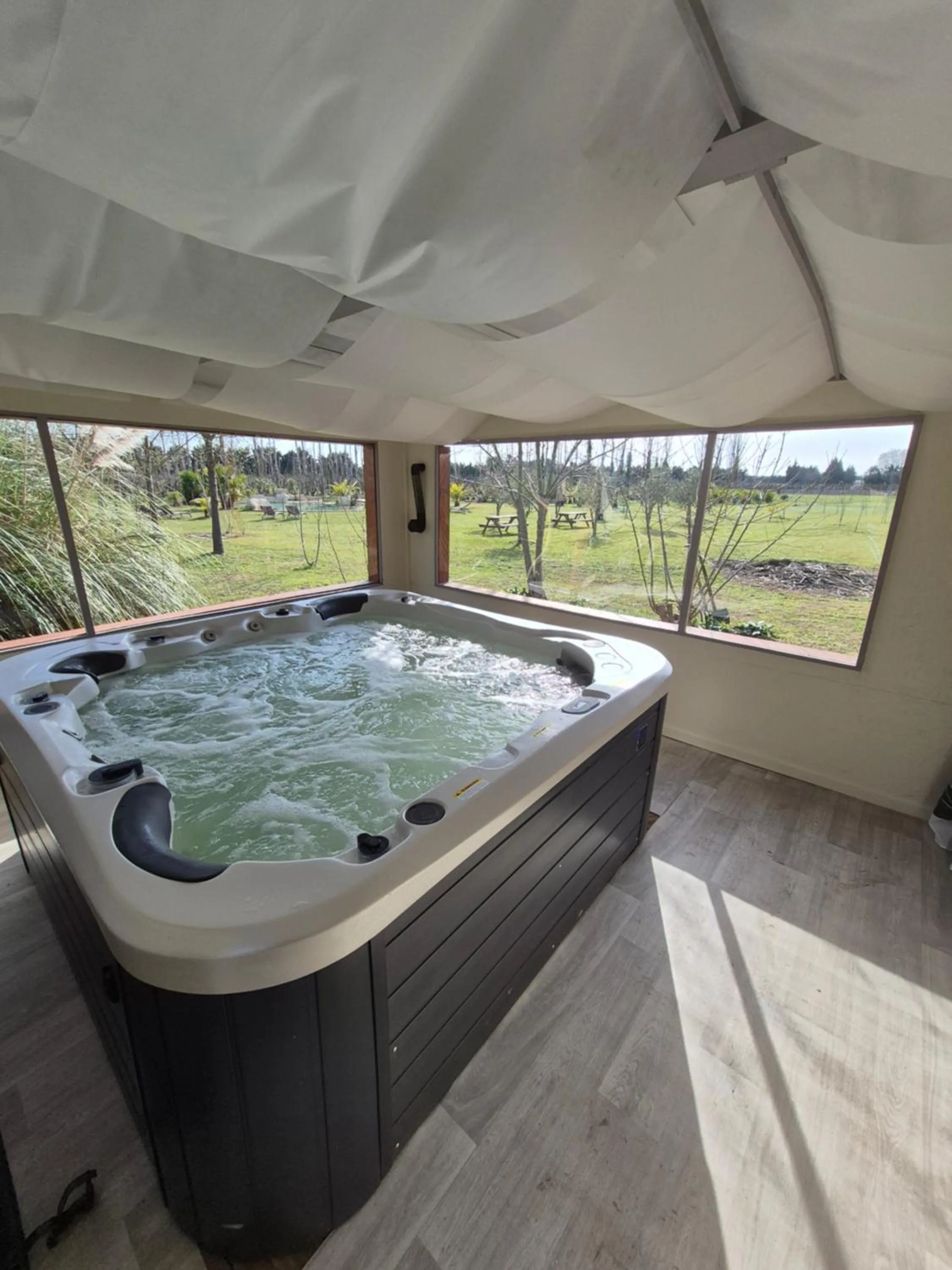 Hot Tub in Le Mas des Cerisiers JACUZZI et SAUNA inclus pour tous les logements