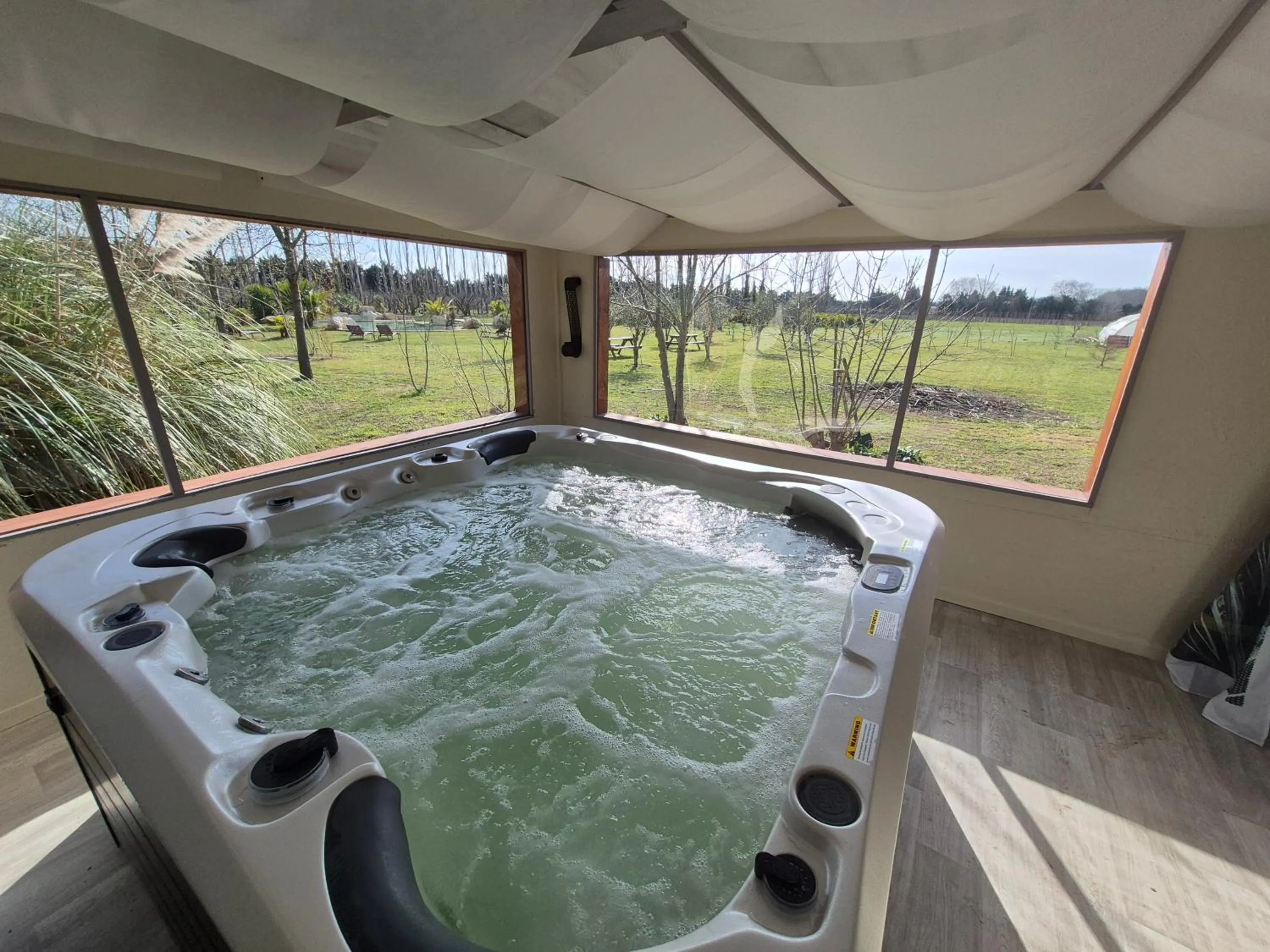 Hot Tub in Le Mas des Cerisiers JACUZZI et SAUNA inclus pour tous les logements