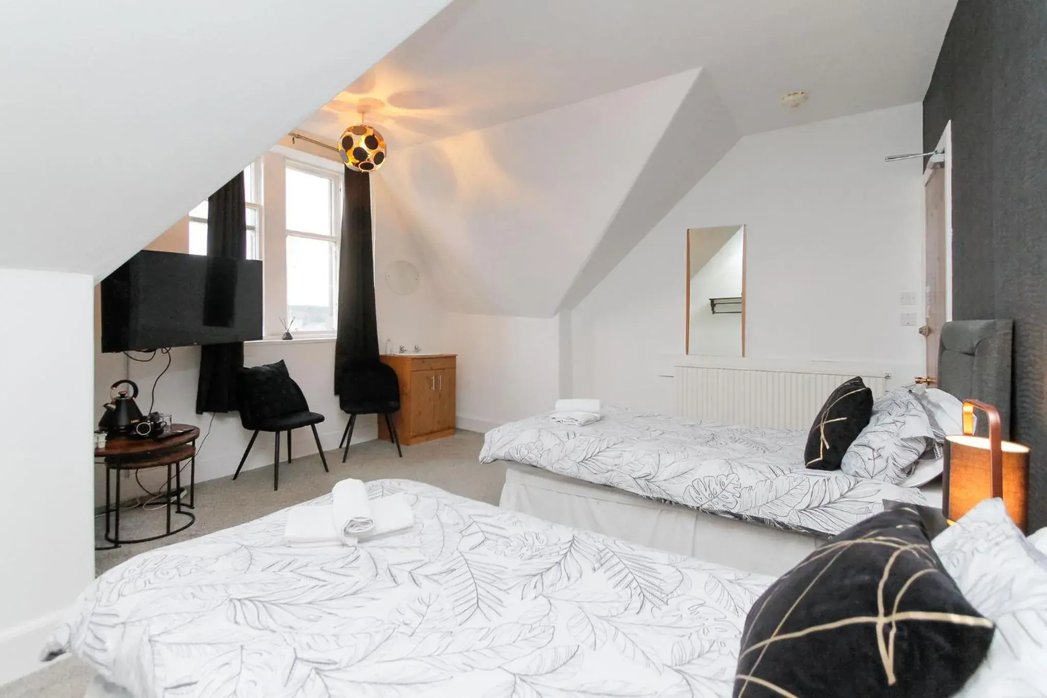 Twin Room with Shared Bathroom in Carlton Hotel Twin Room with Shared Bathroom in Carlton Hotel