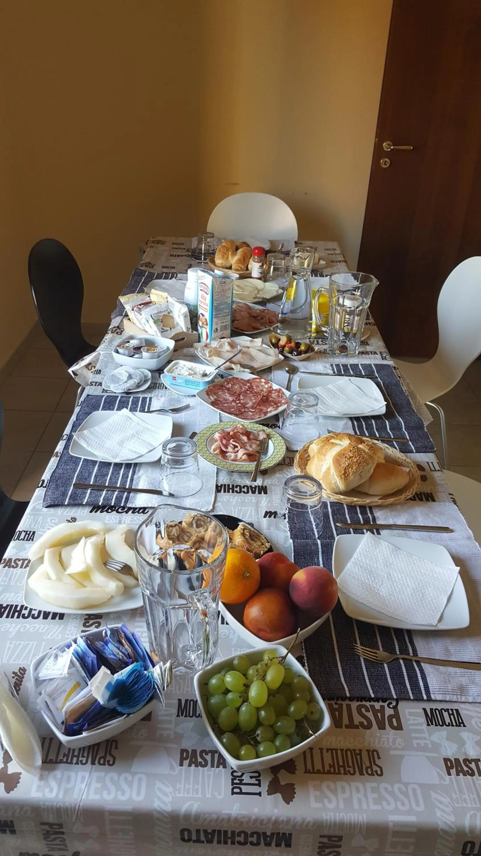 Food and drinks in B&B LAVIKA PEDARA