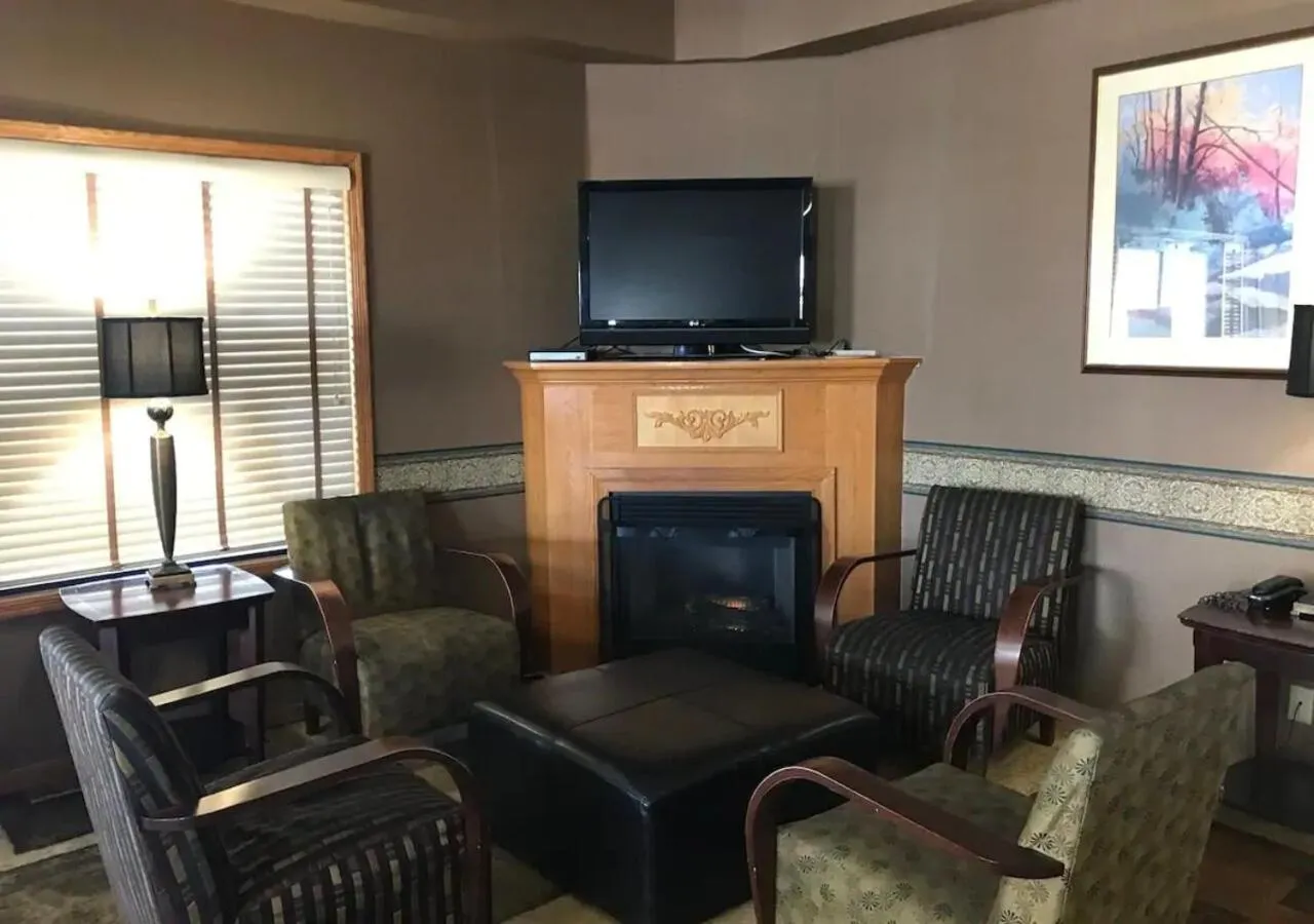 Seating area, TV/Entertainment Center in Norwood Inn & Suites Eagan