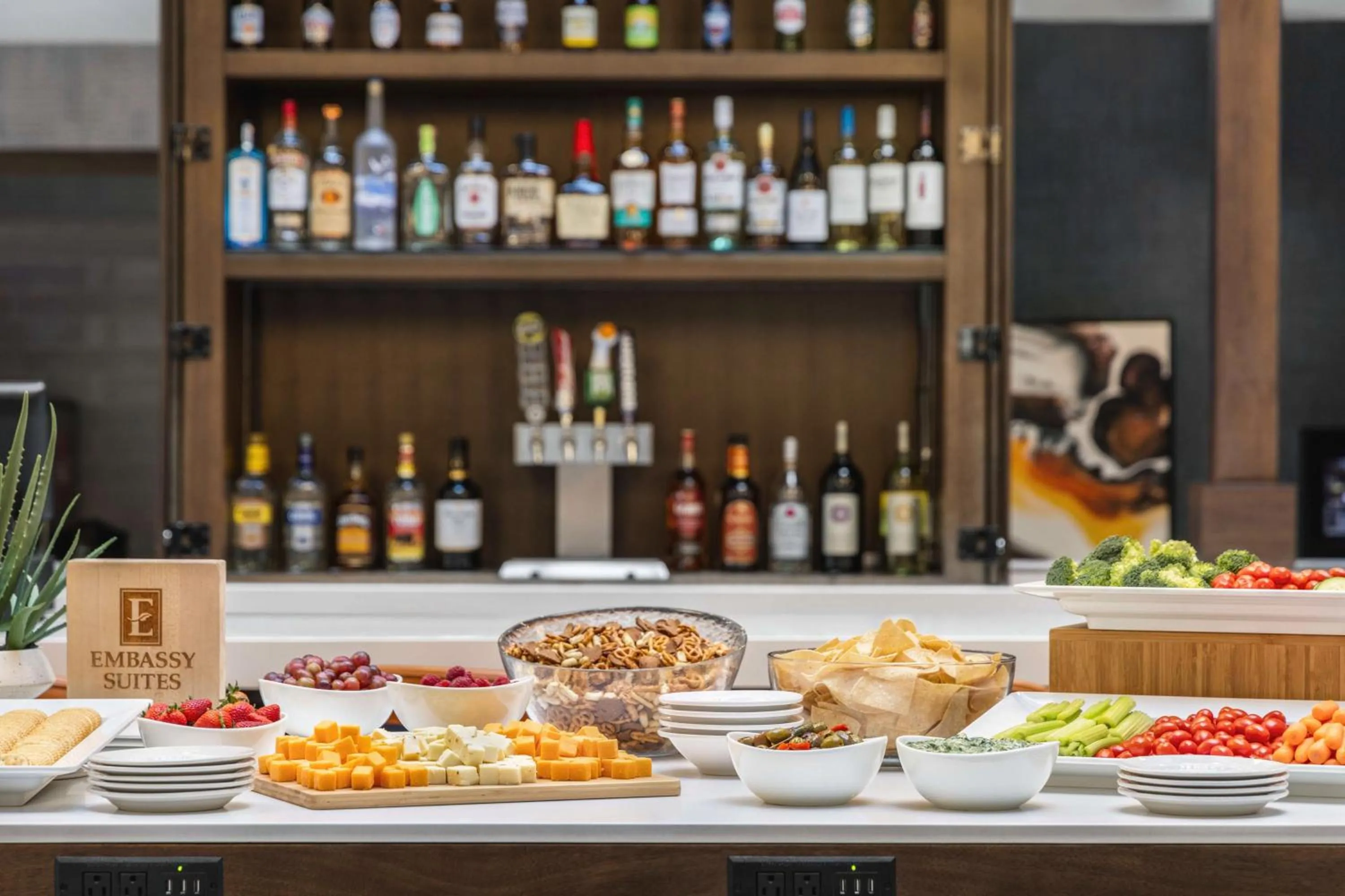 Dining area in Embassy Suites by Hilton Kansas City Overland Park