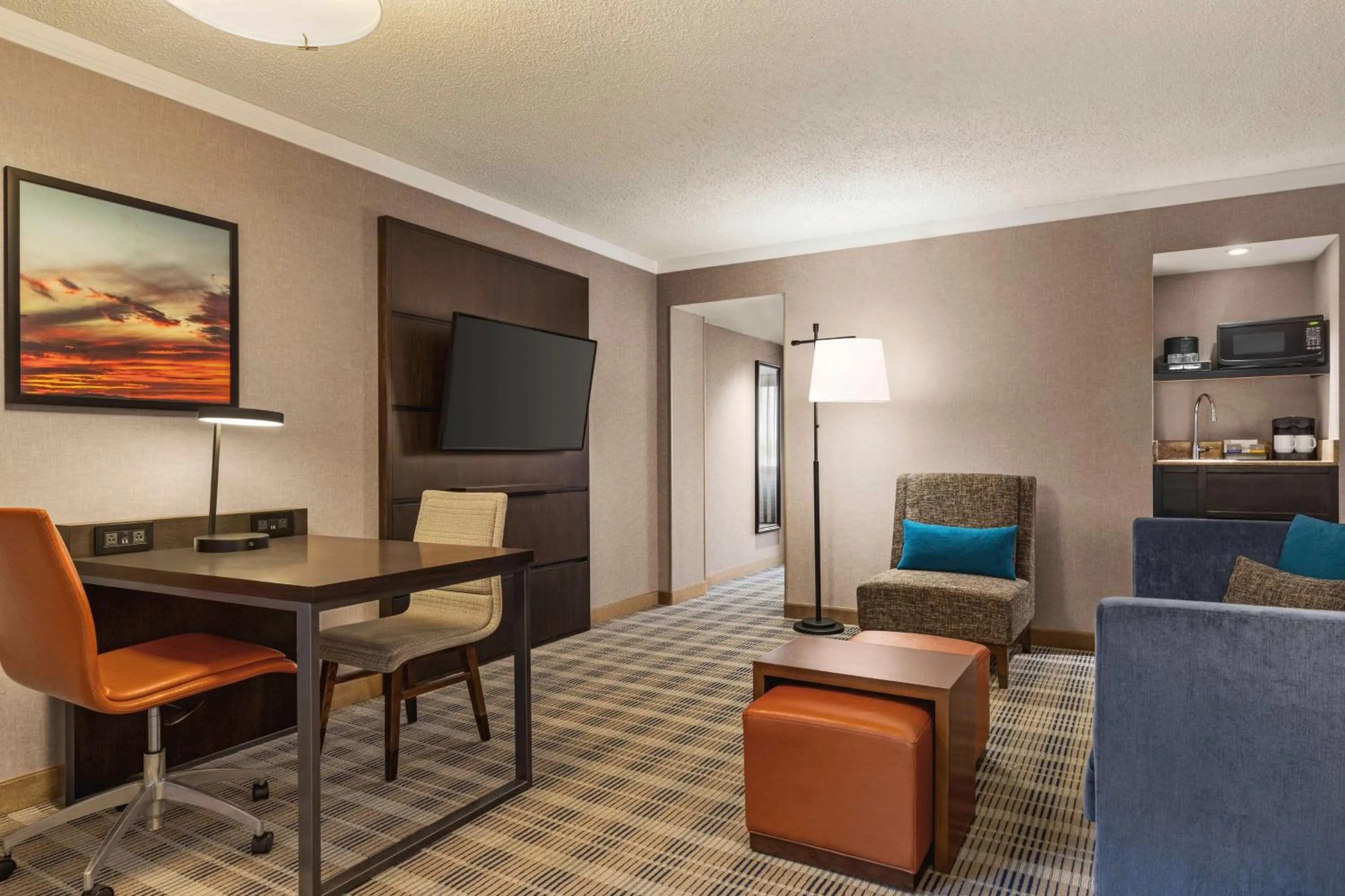 TV and multimedia in Embassy Suites by Hilton Kansas City Overland Park