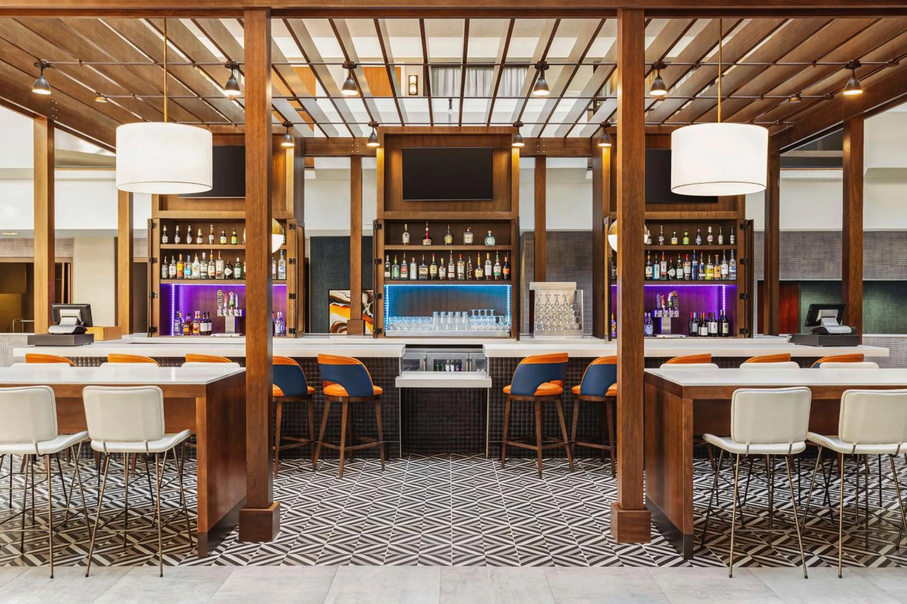 Lounge or bar in Embassy Suites by Hilton Kansas City Overland Park