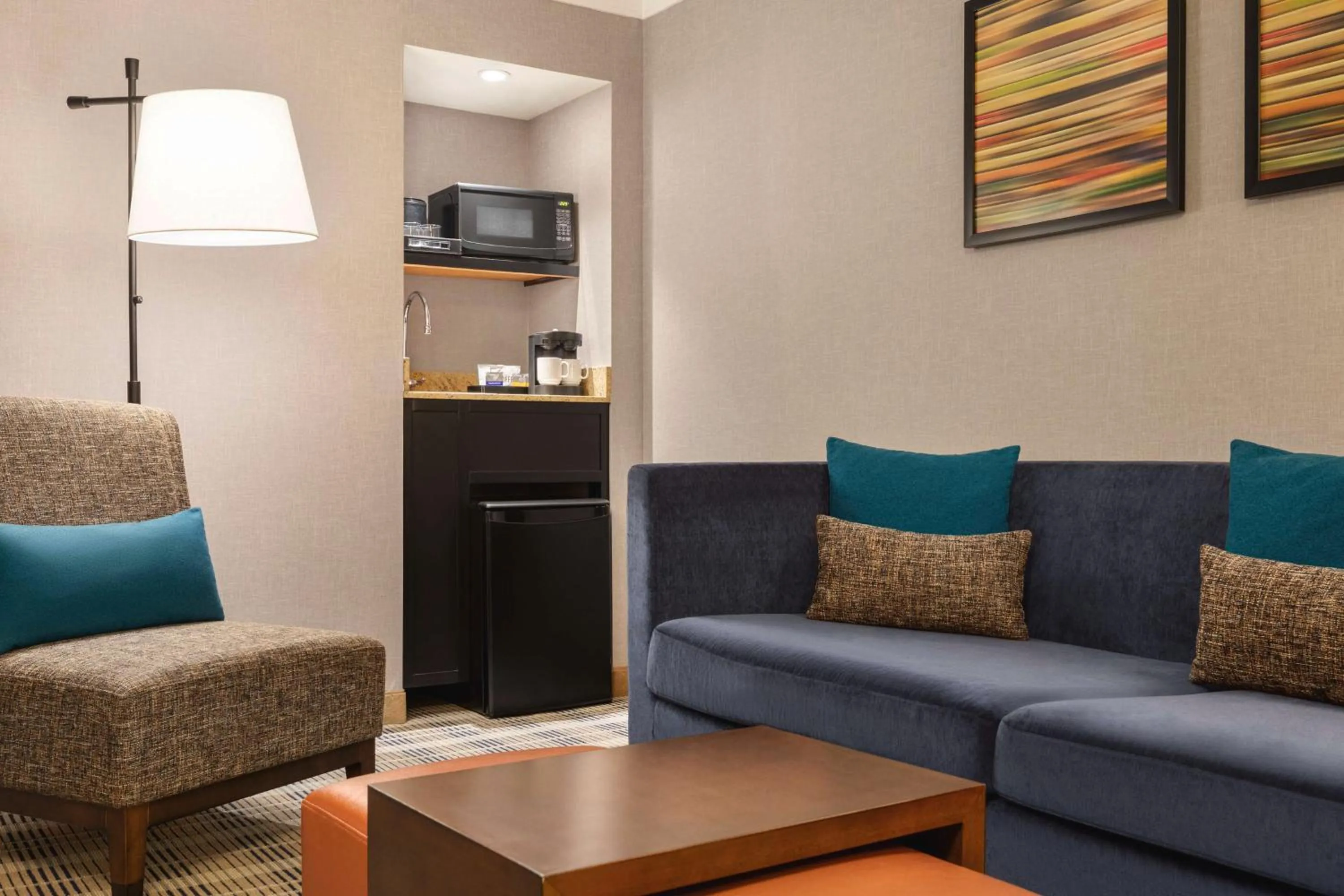 Living room in Embassy Suites by Hilton Kansas City Overland Park