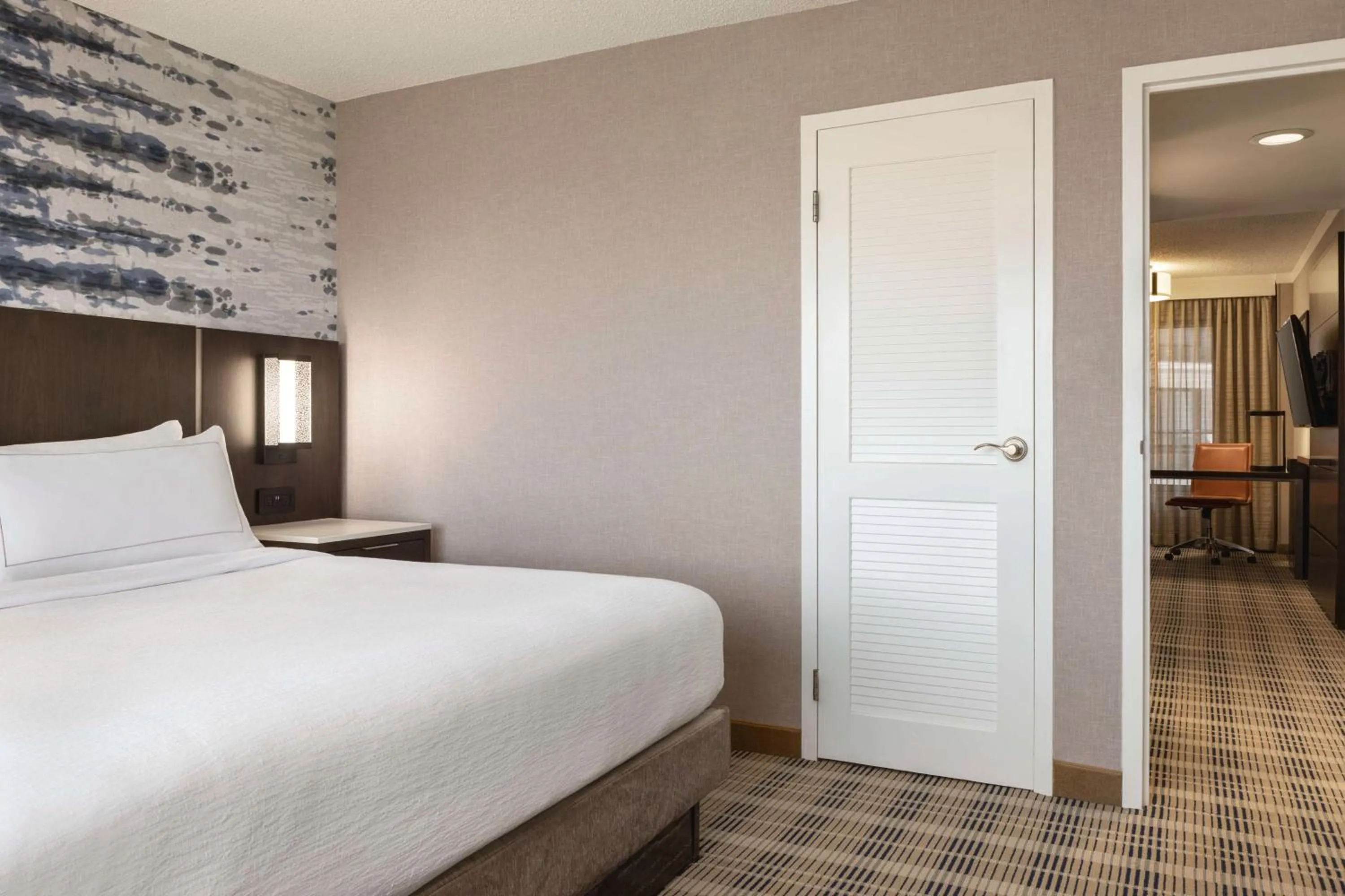 Bed in Embassy Suites by Hilton Kansas City Overland Park