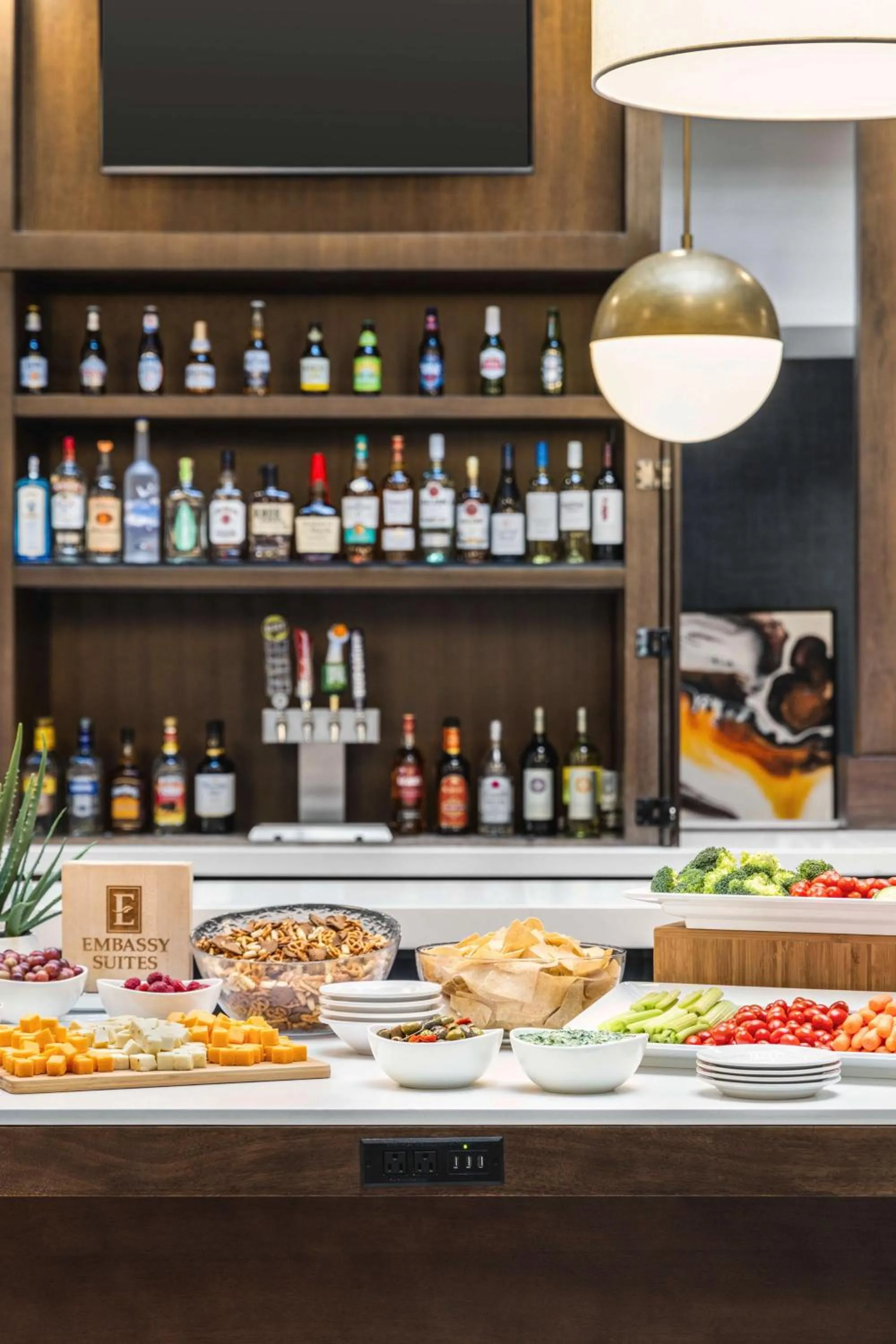 Dining area in Embassy Suites by Hilton Kansas City Overland Park