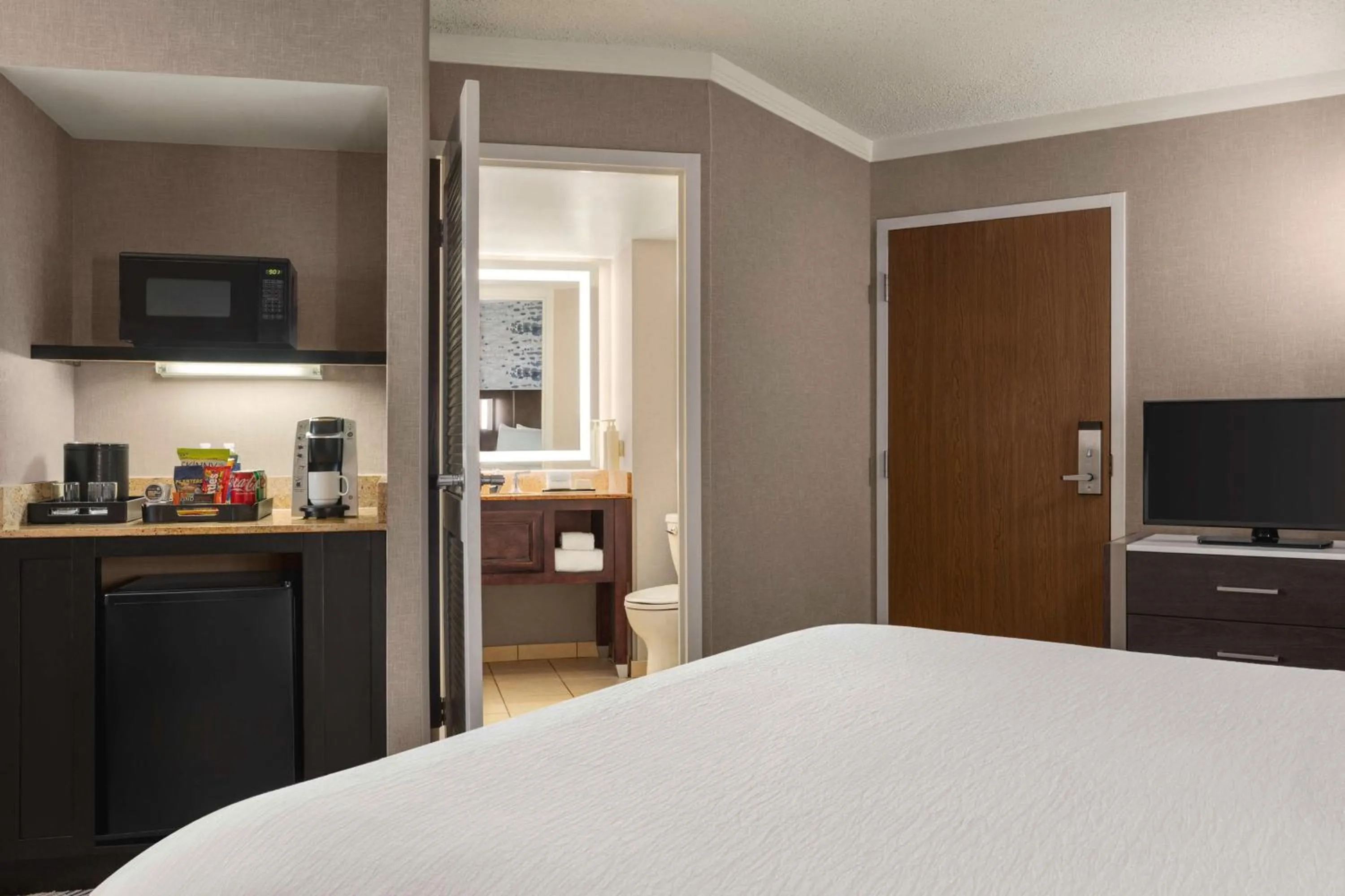 Bathroom, Bed in Embassy Suites by Hilton Kansas City Overland Park