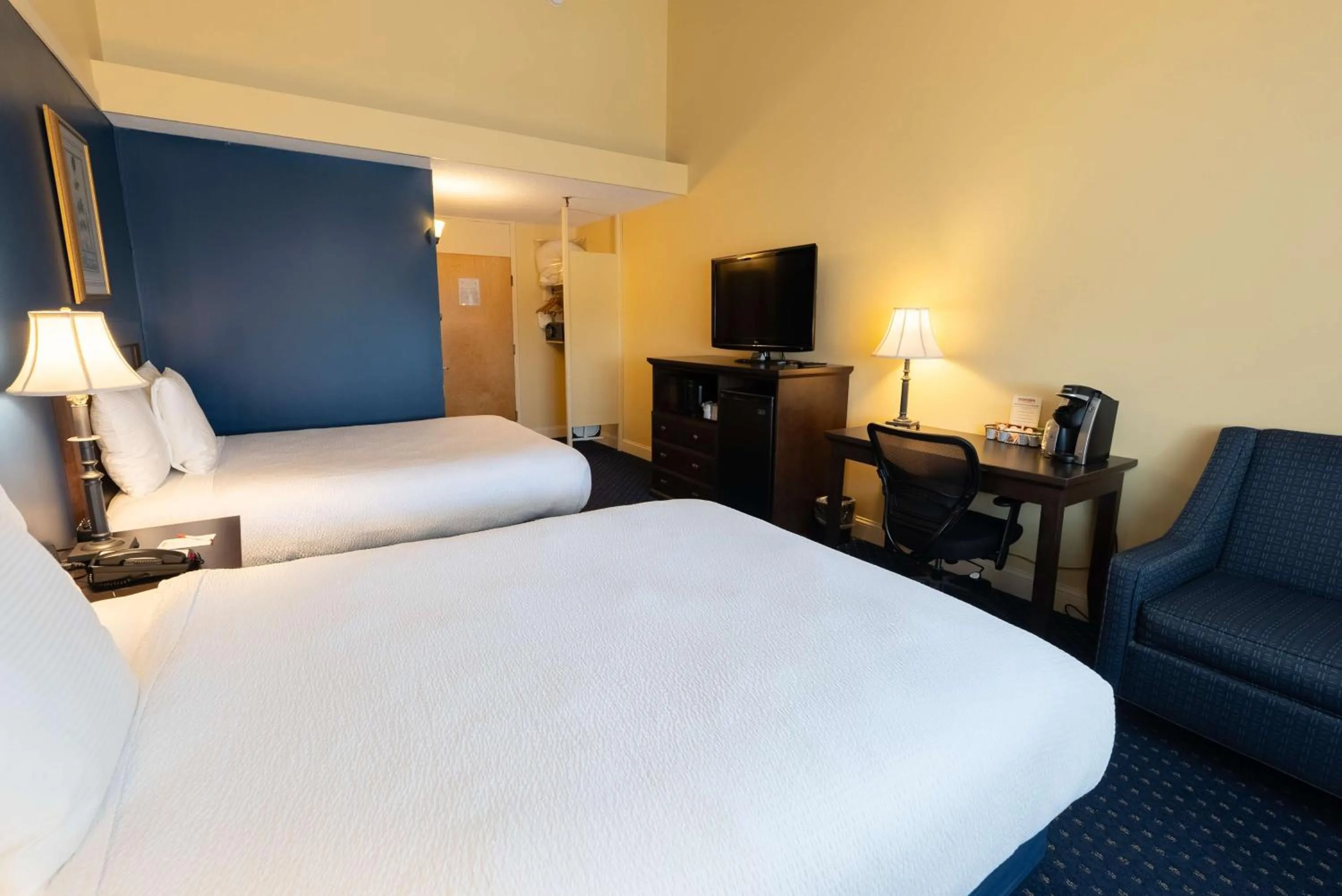 Bedroom, Bed in Fireside Inn & Suites Waterville