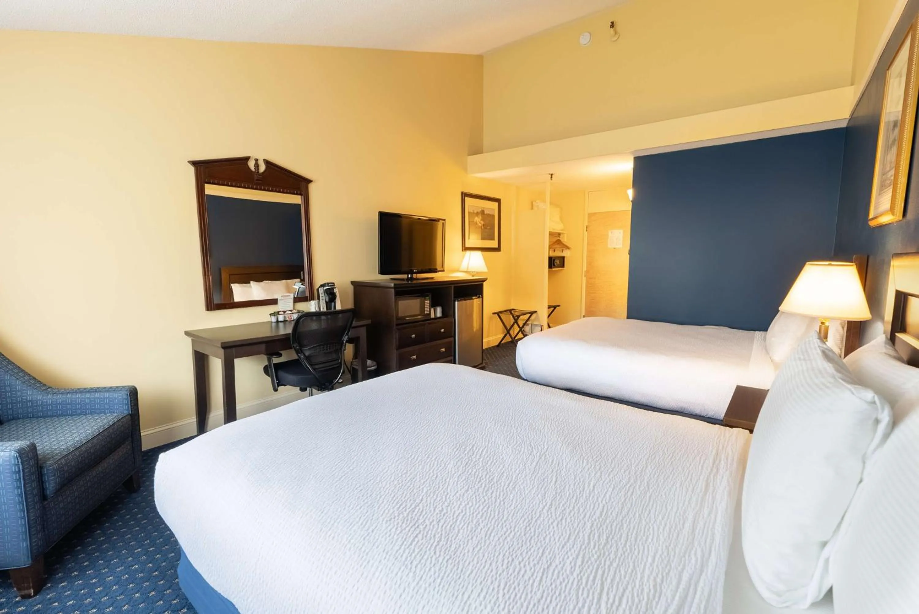 Bedroom, Bed in Fireside Inn & Suites Waterville