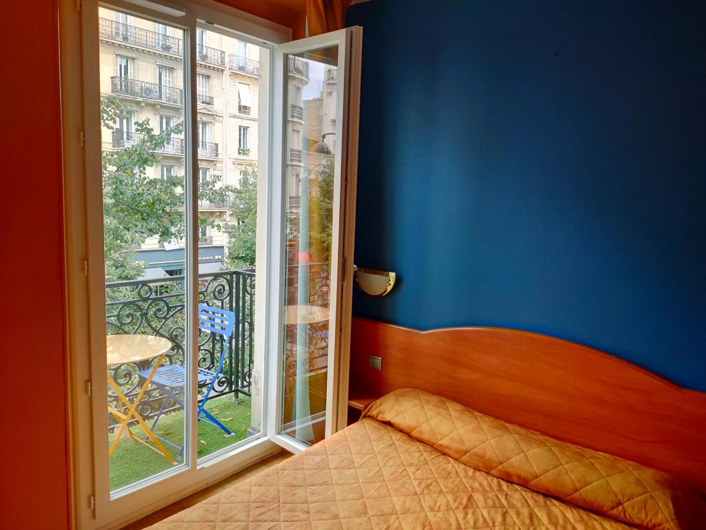 Balcony/Terrace, Bed in Hotel Ferney République