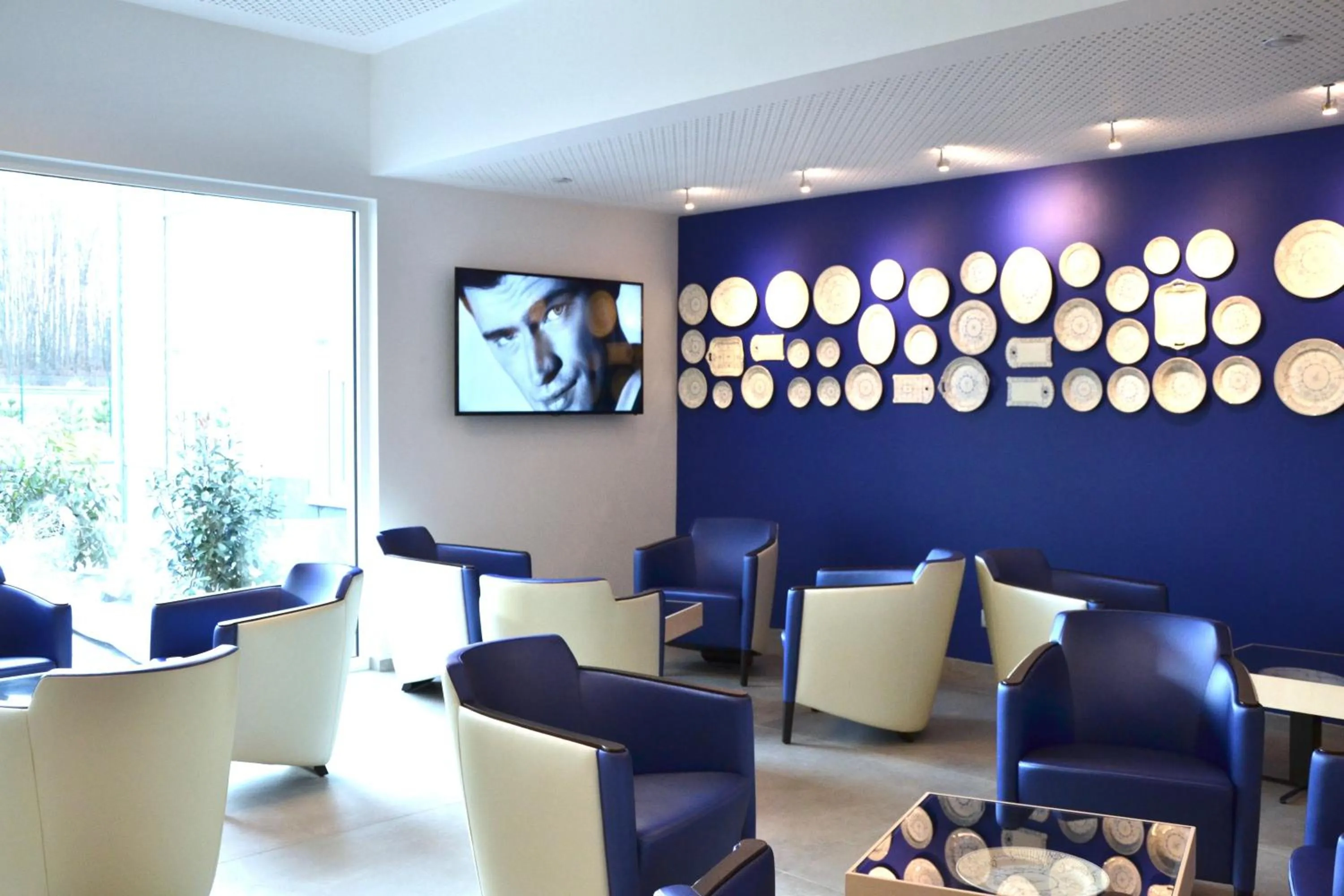 Communal lounge/ TV room in Ibis Styles La Louvière