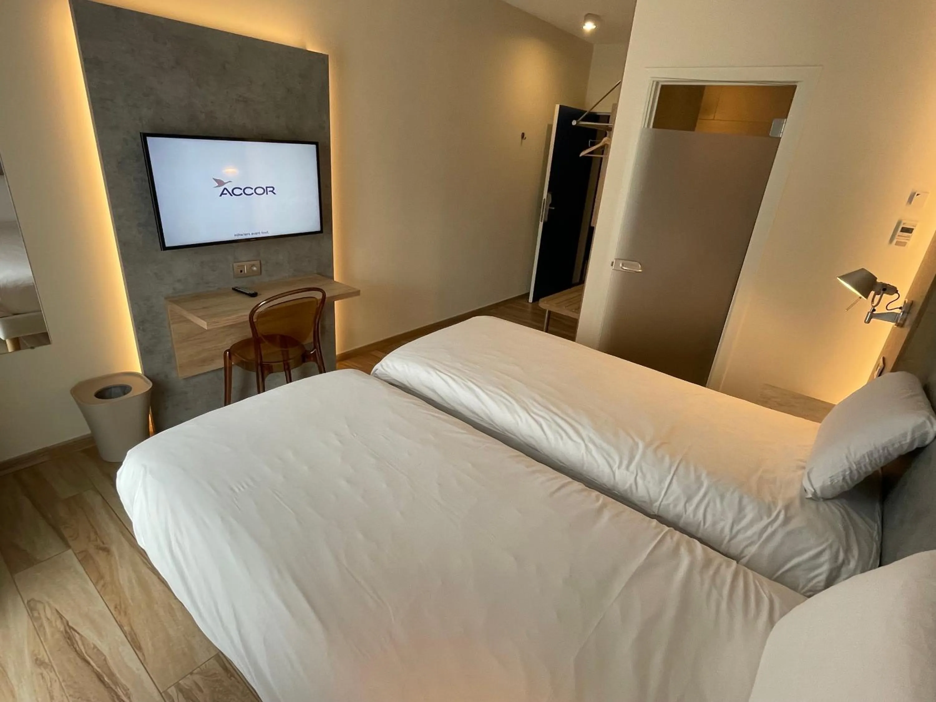 Photo of the whole room, Bed in Ibis Styles La Louvière