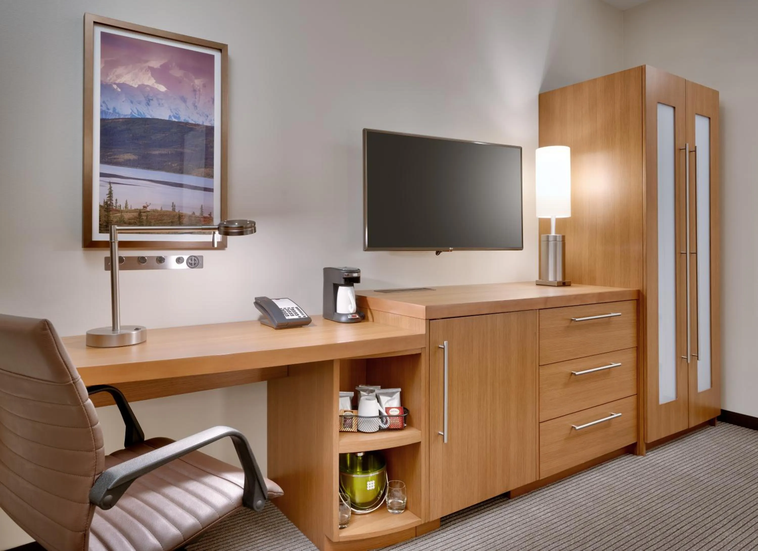 TV and multimedia in Hyatt Place Anchorage-Midtown