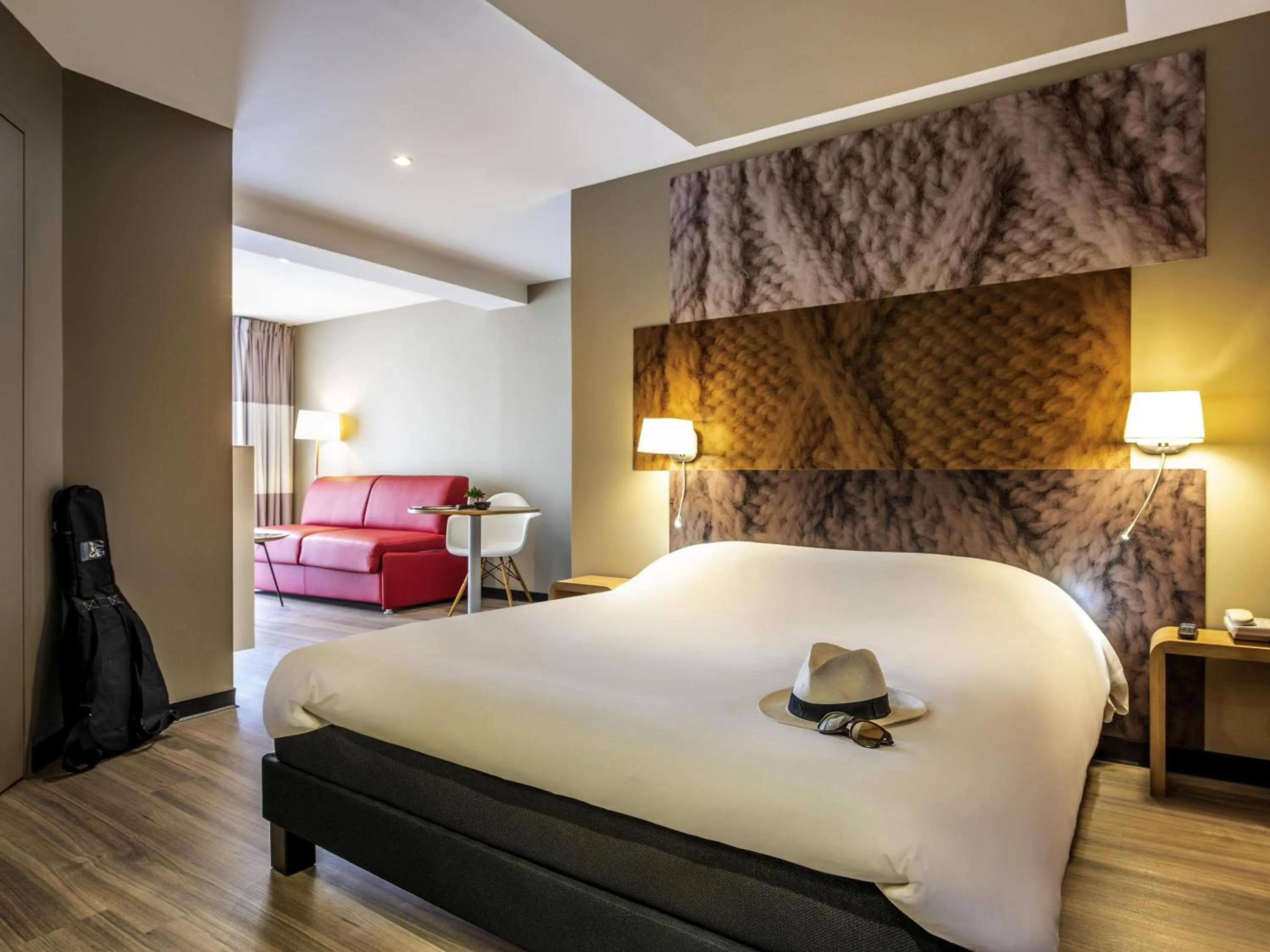 Bedroom, Bed in ibis Nuits Saint Georges