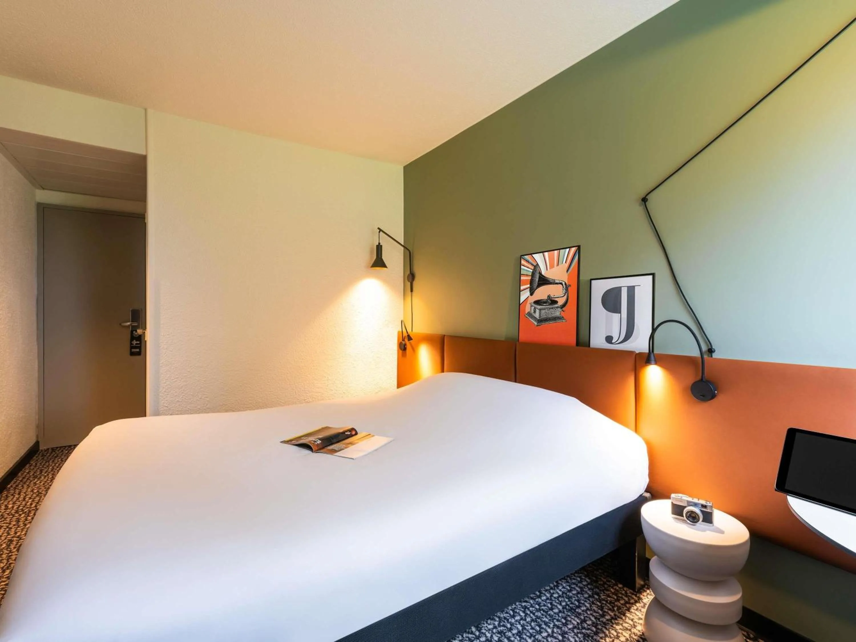 Bedroom, Bed in ibis Nuits Saint Georges