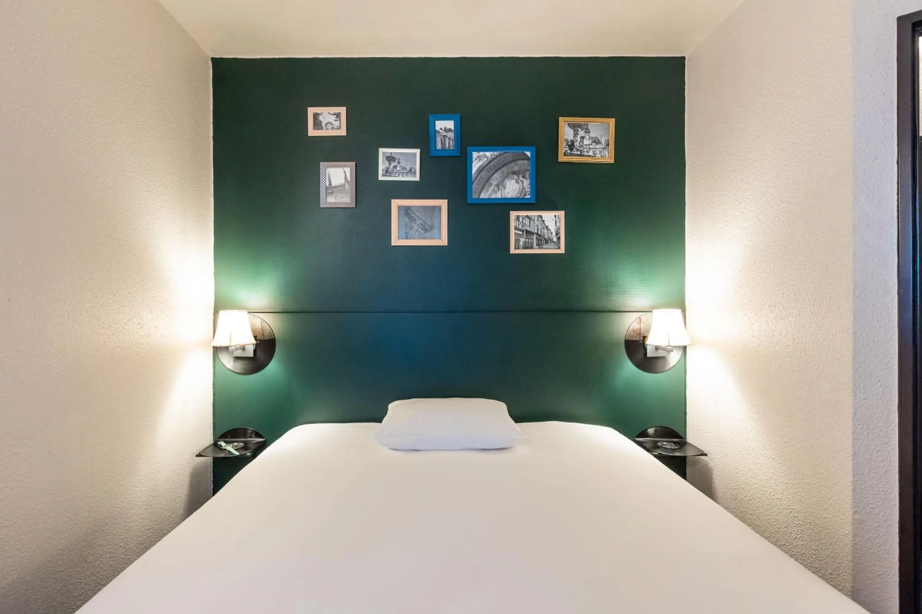 Photo of the whole room, Bed in Greet Hotel Limoges Nord