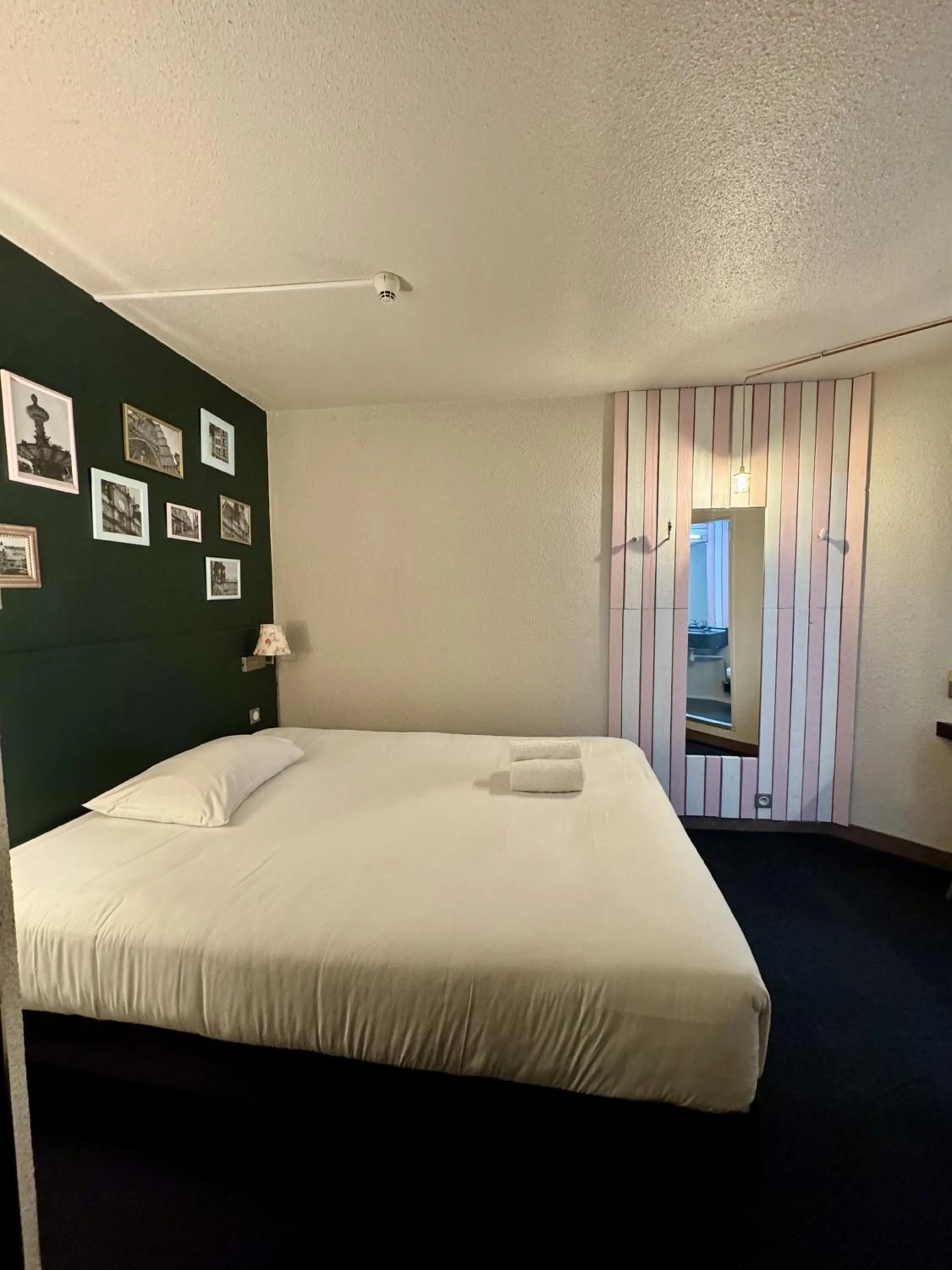 Photo of the whole room, Bed in The Originals Access, Hôtel Limoges Nord