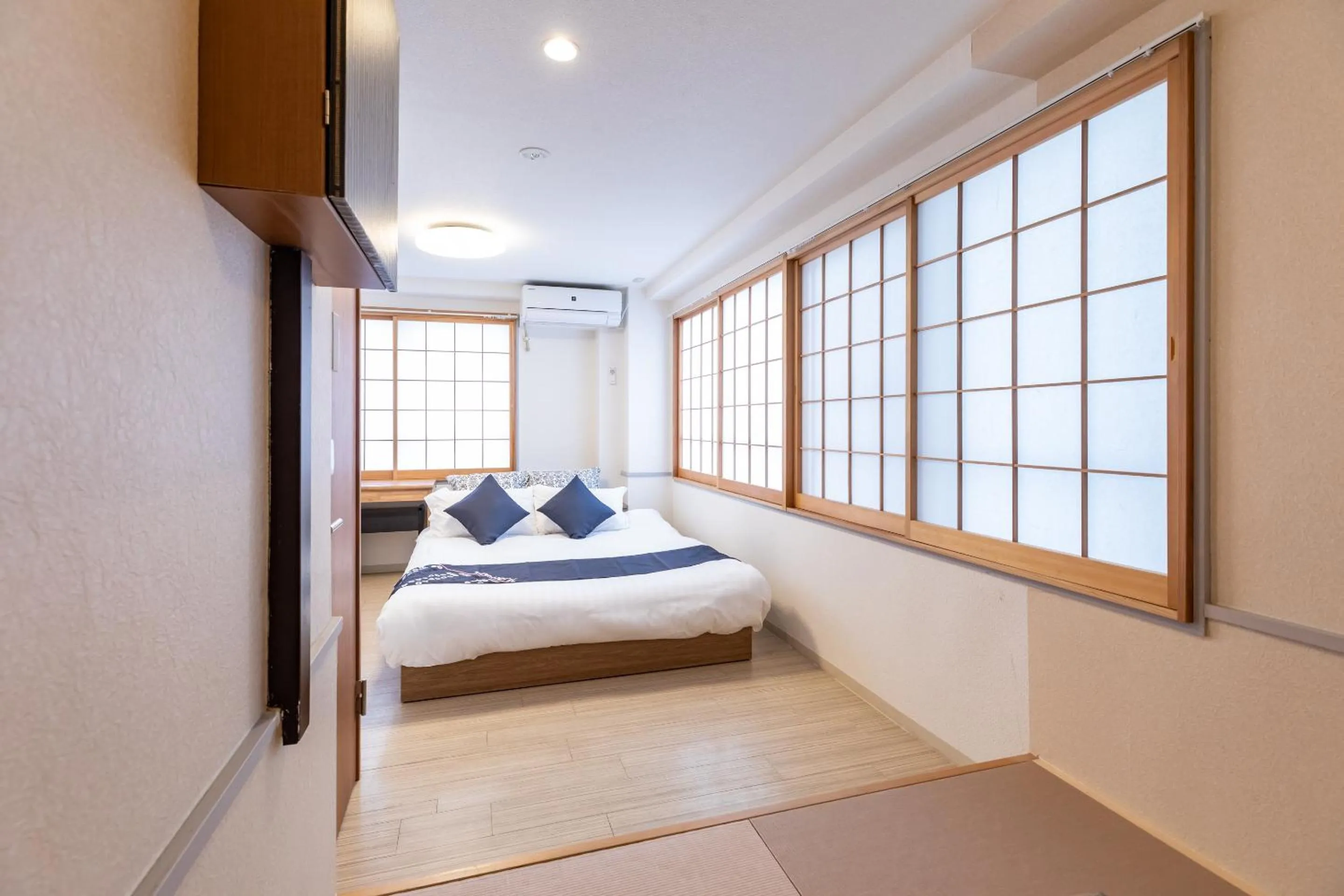Bed in KEYHOTEL-5minutes for walk to Akihabara Electric Town