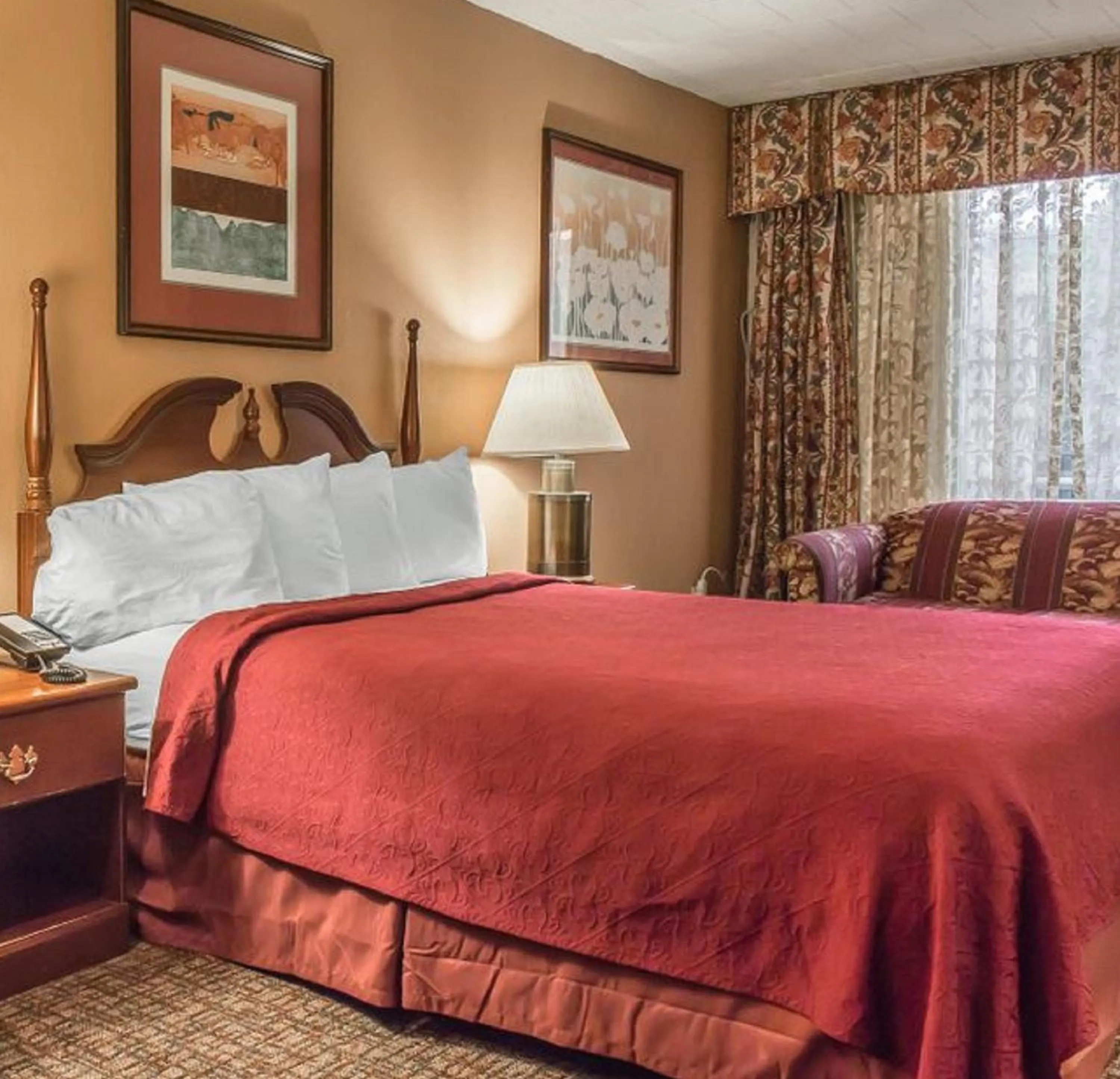 Bedroom in FairBridge Inn & Suites Poconos