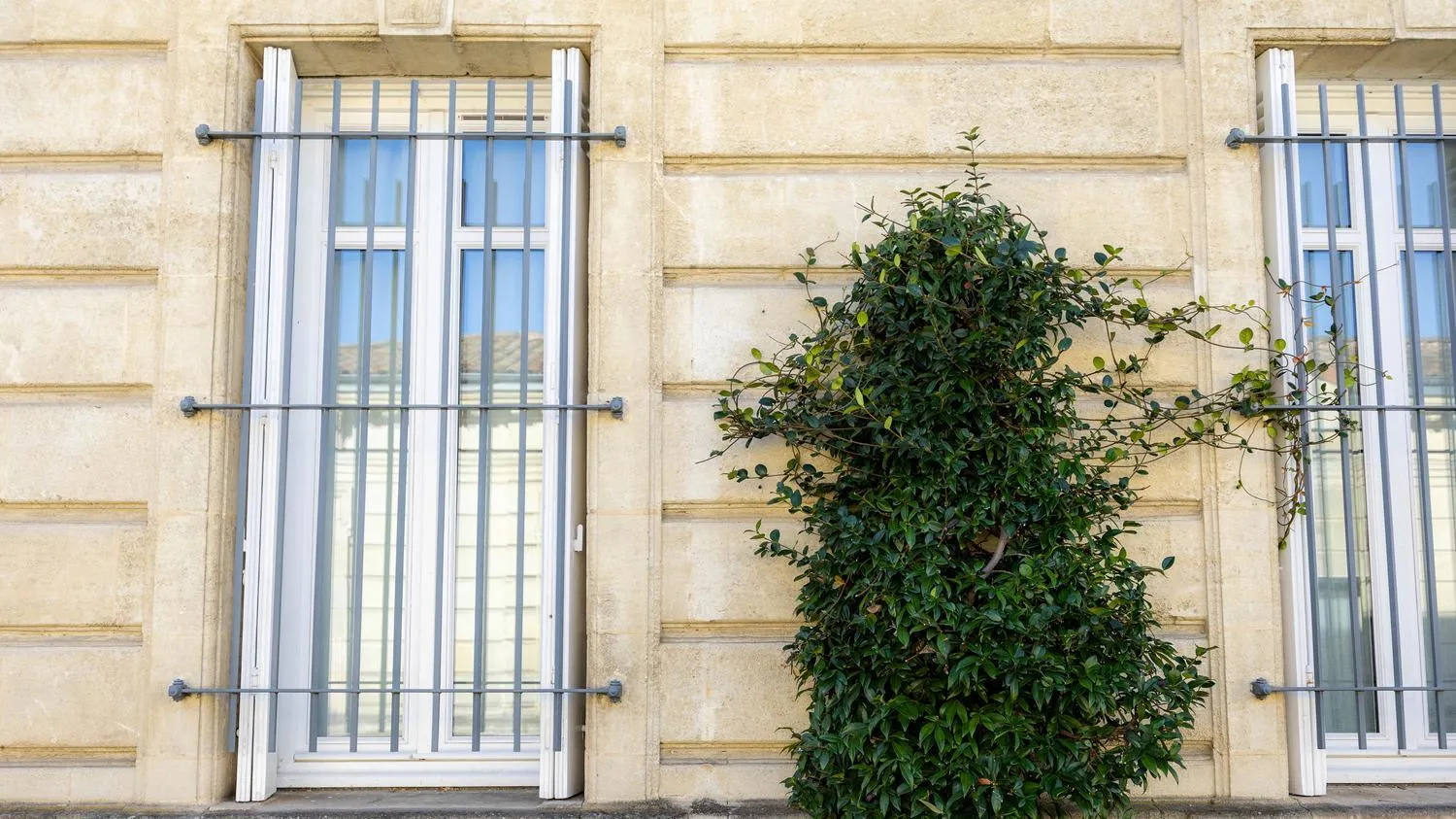 Facade/entrance in B&B La Halte Montaigne