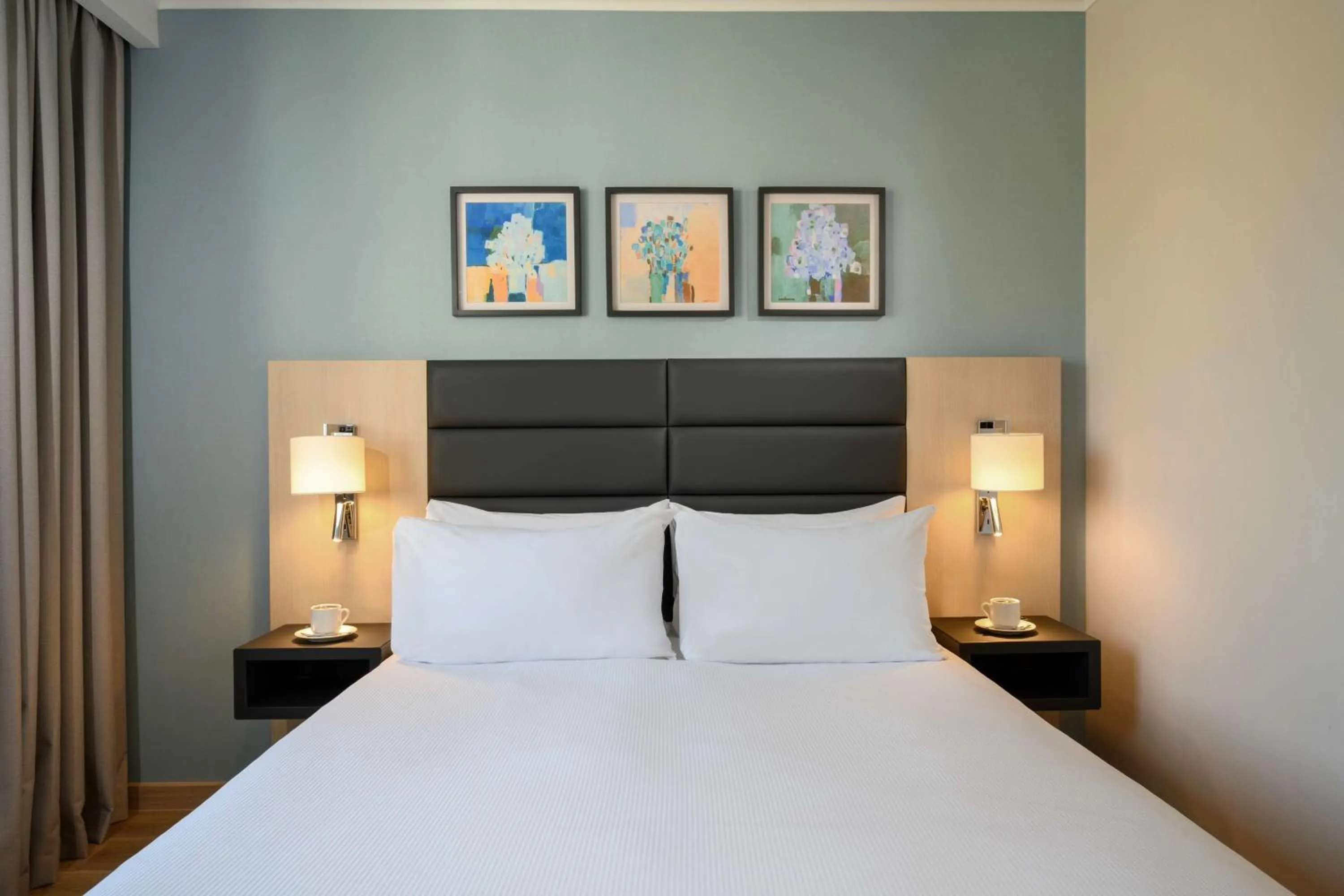 Photo of the whole room, Bed in Hilton Garden Inn Budapest City Centre