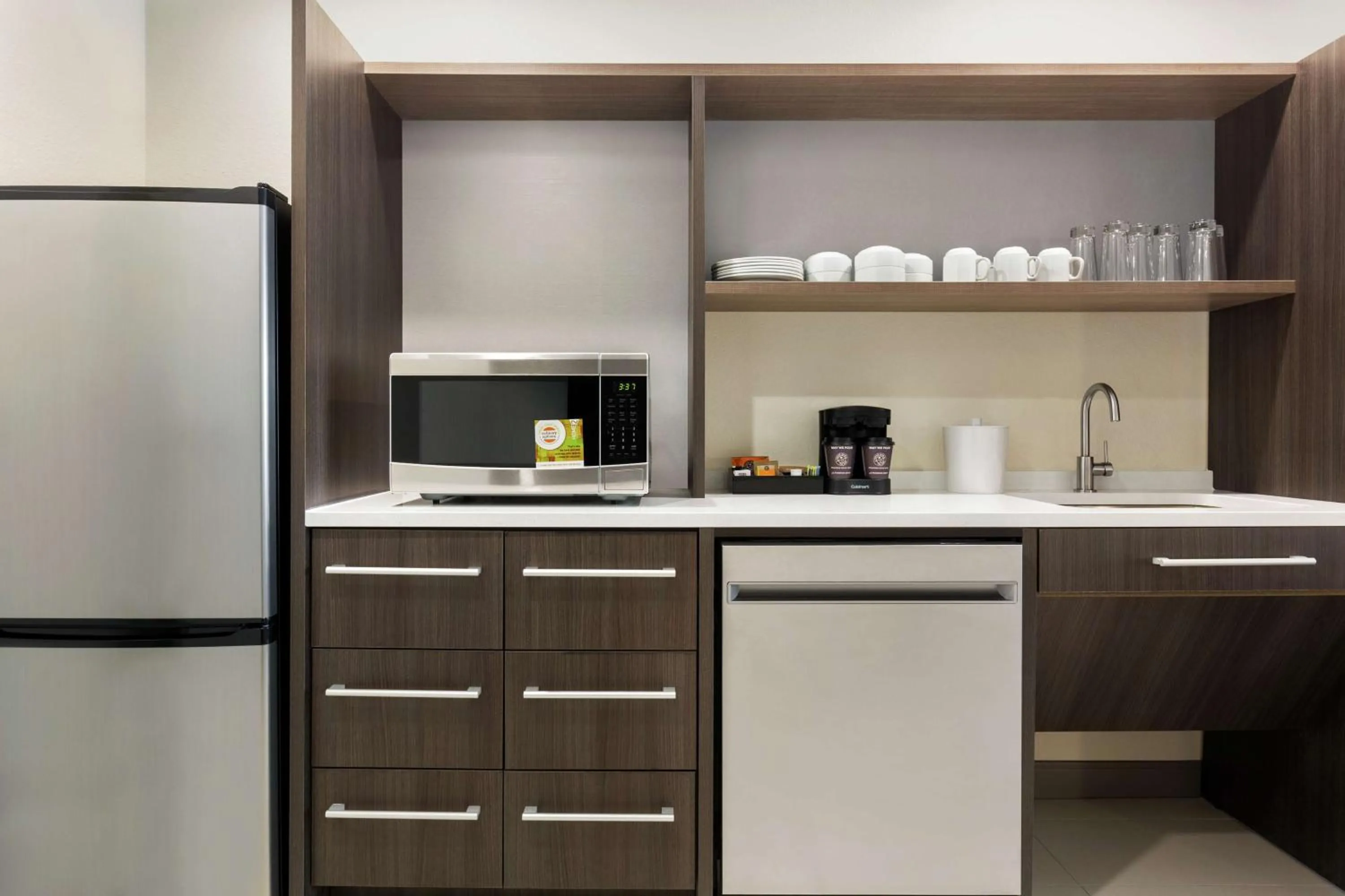 Kitchen or kitchenette in Home2 Suites By Hilton Houston-Pearland, Tx