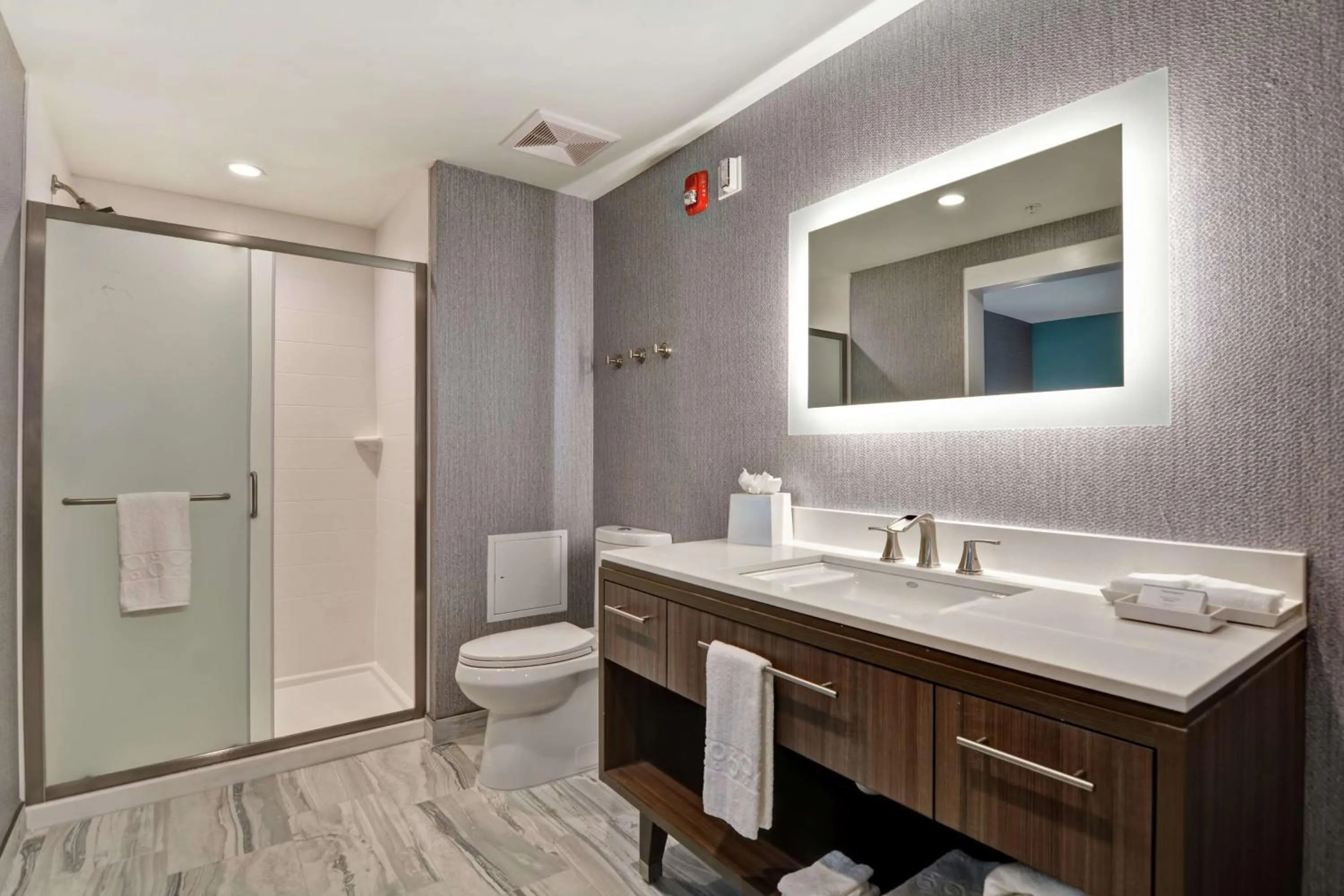 Bathroom in Home2 Suites By Hilton Jacksonville South St Johns Town Ctr