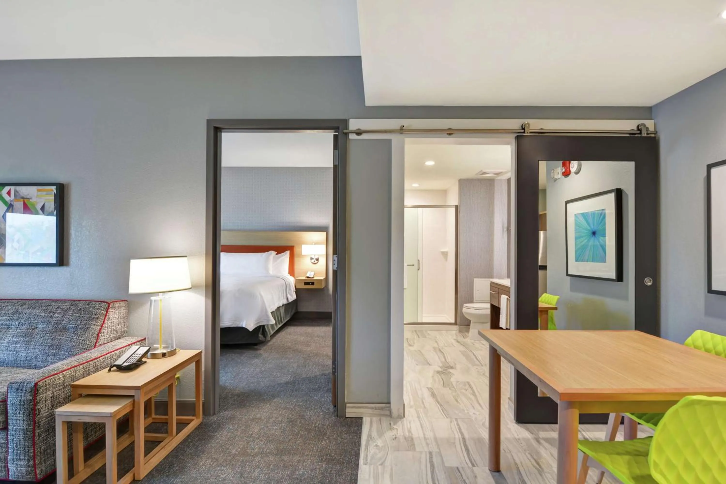 Living room, Bed in Home2 Suites By Hilton Jacksonville South St Johns Town Ctr