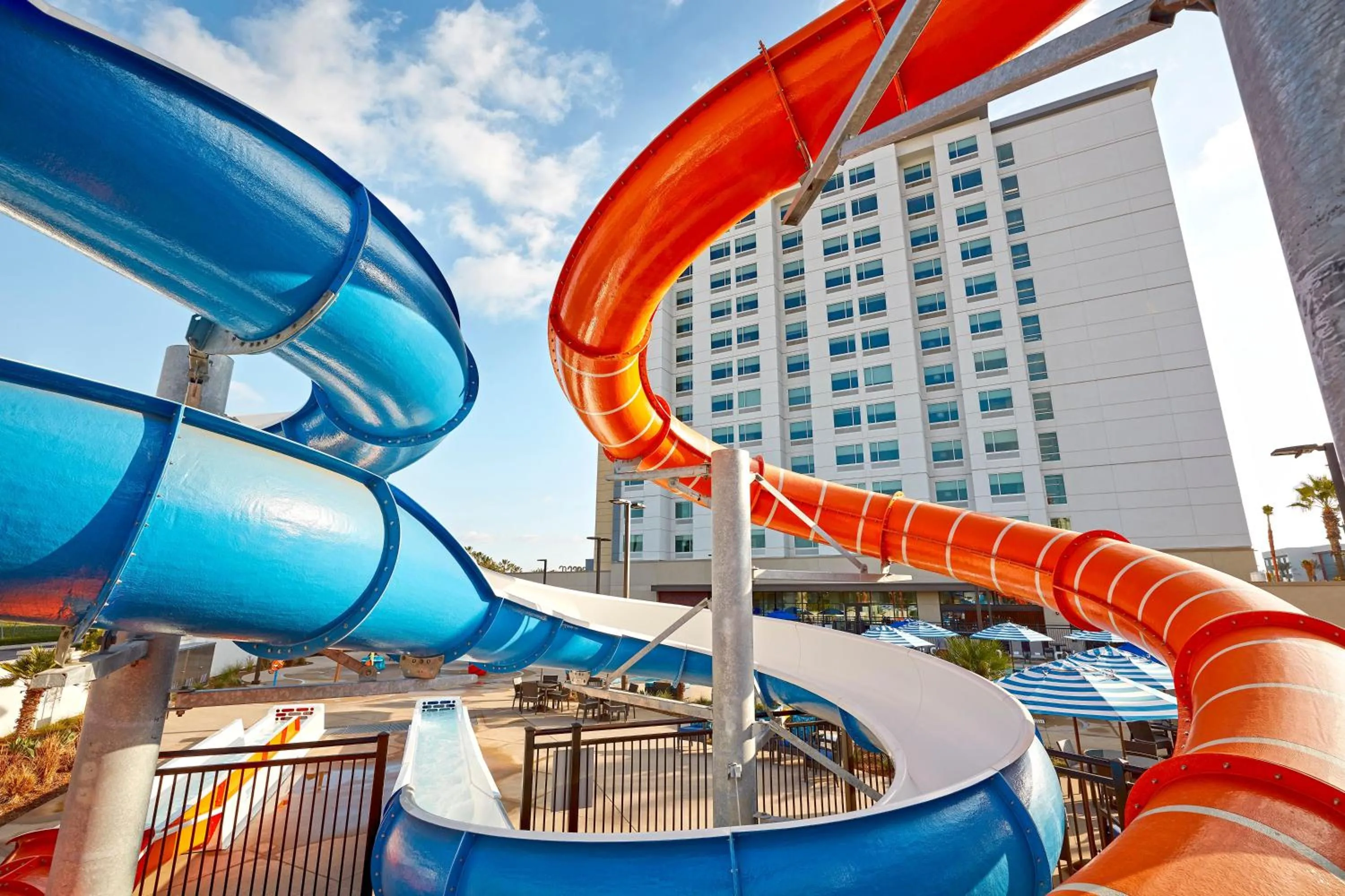 Swimming pool in Anaheim Resort Suites