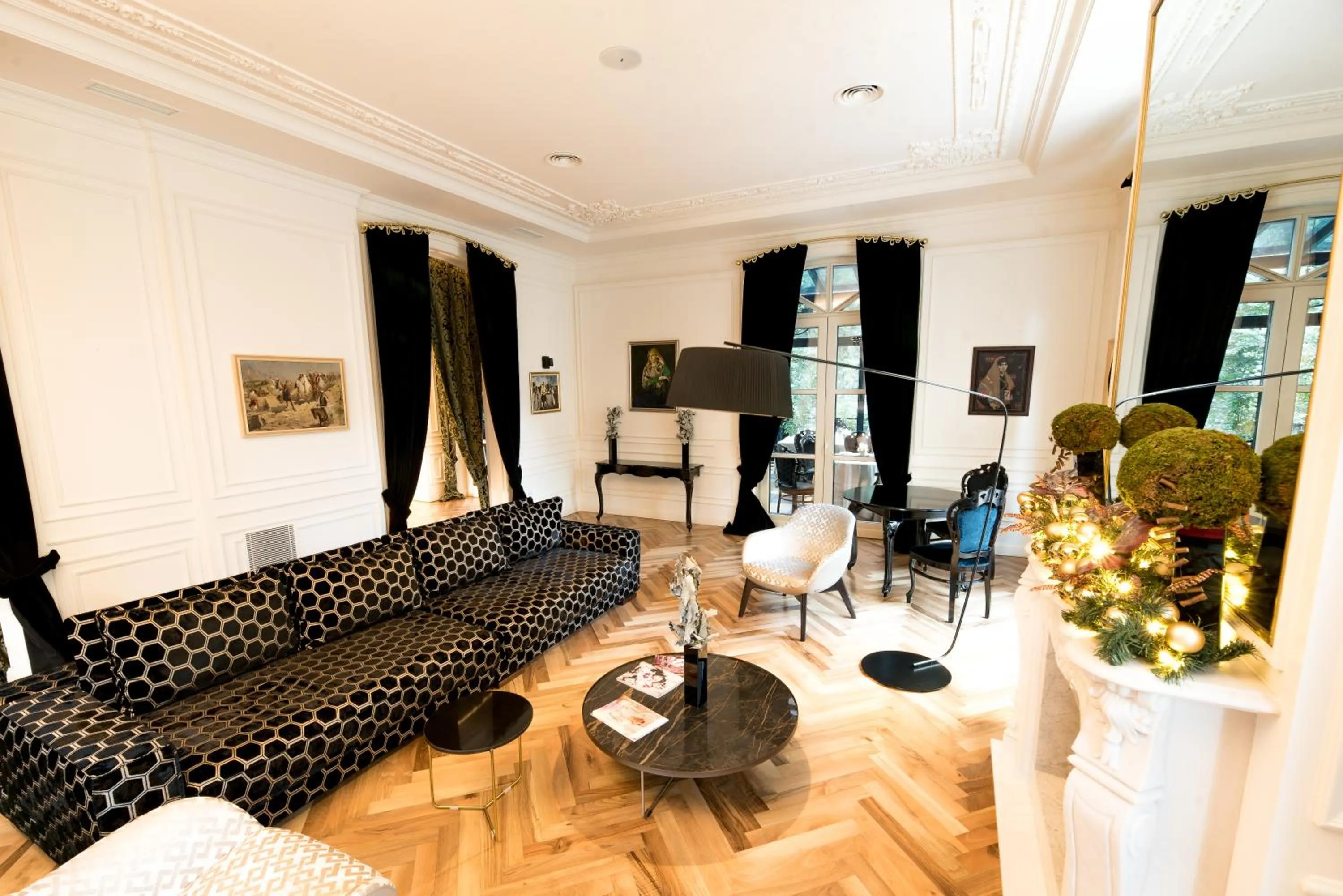 Seating area in Arté Boutique Hotel