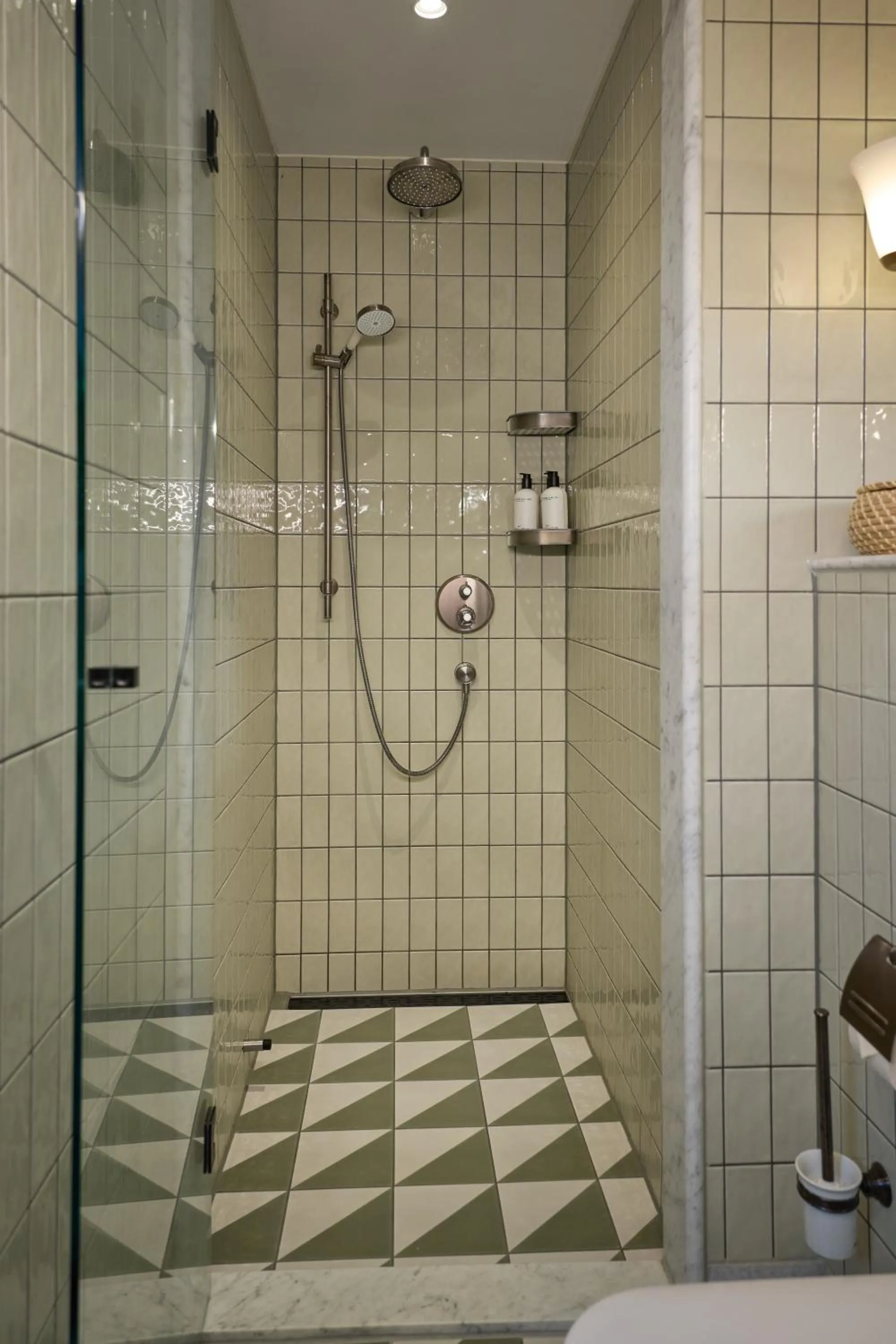 Shower in The July - Boat & Co