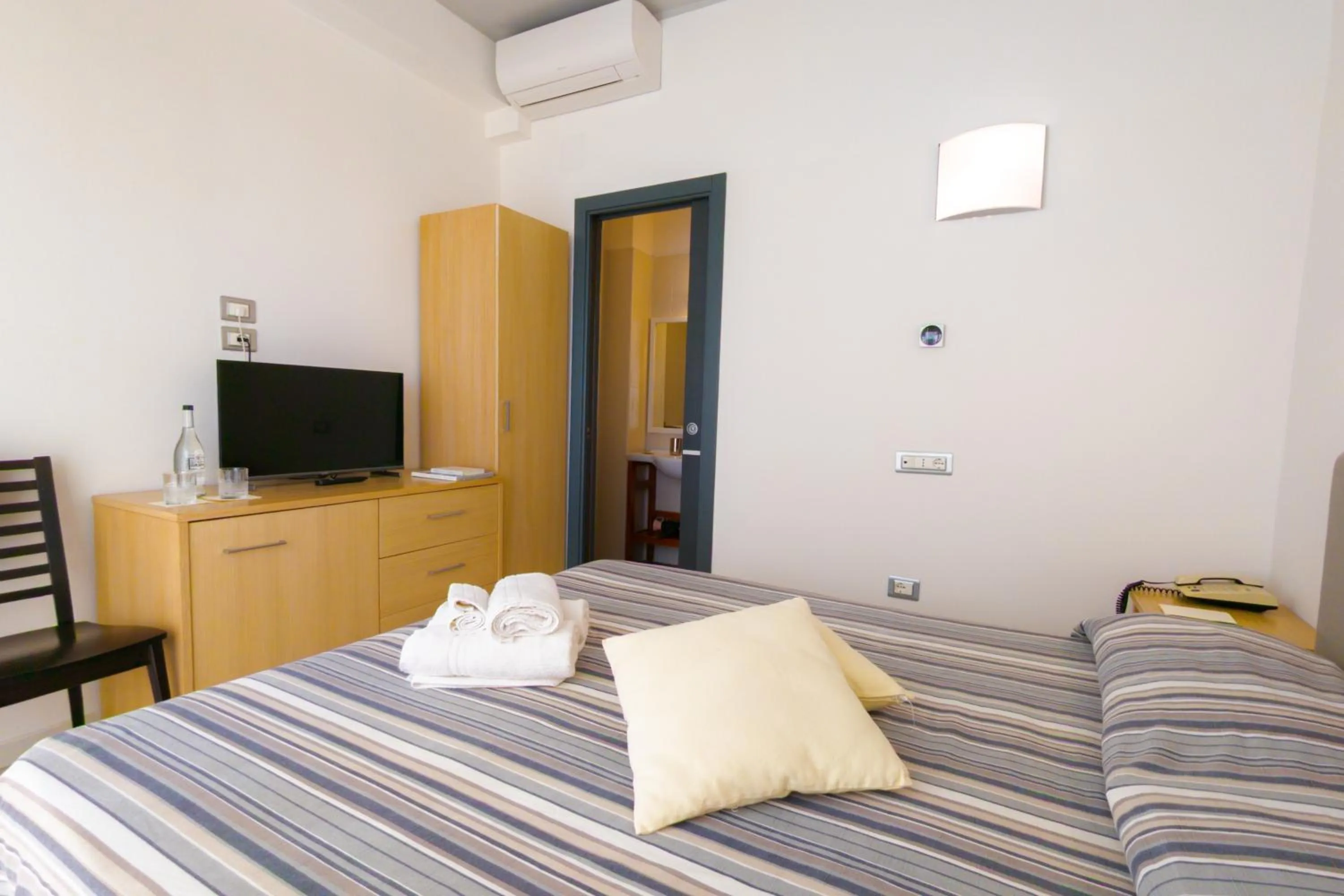 Bedroom, Bed in Hotel Garden