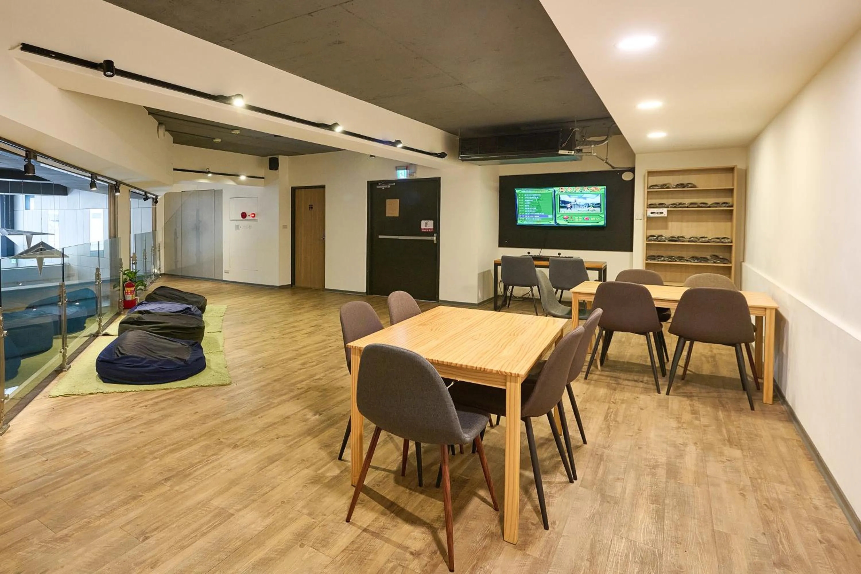 Communal lounge/ TV room in Doudian DDiNN Hotel