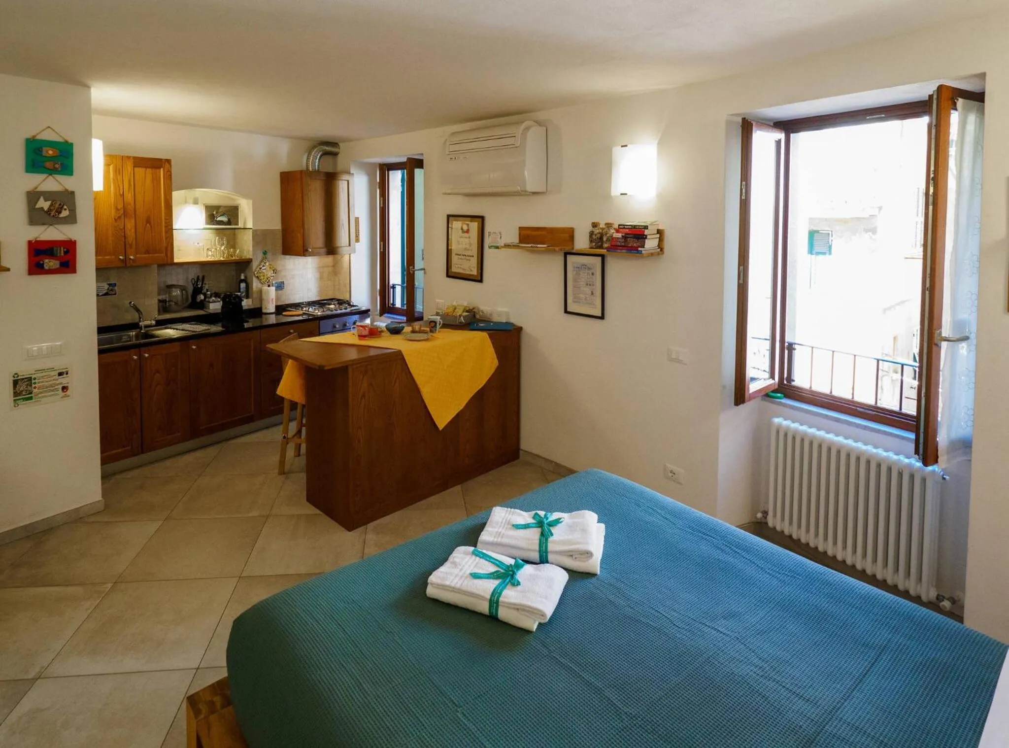 Kitchen or kitchenette, Bed in Ventu de Ma Studios & Rooms