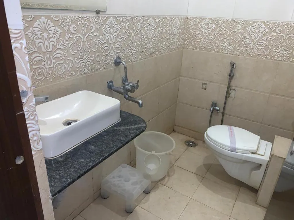 Shower in The JK Hotel Nr Railway Station