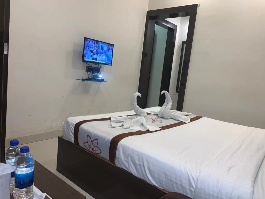 Bed in The JK Hotel Nr Railway Station