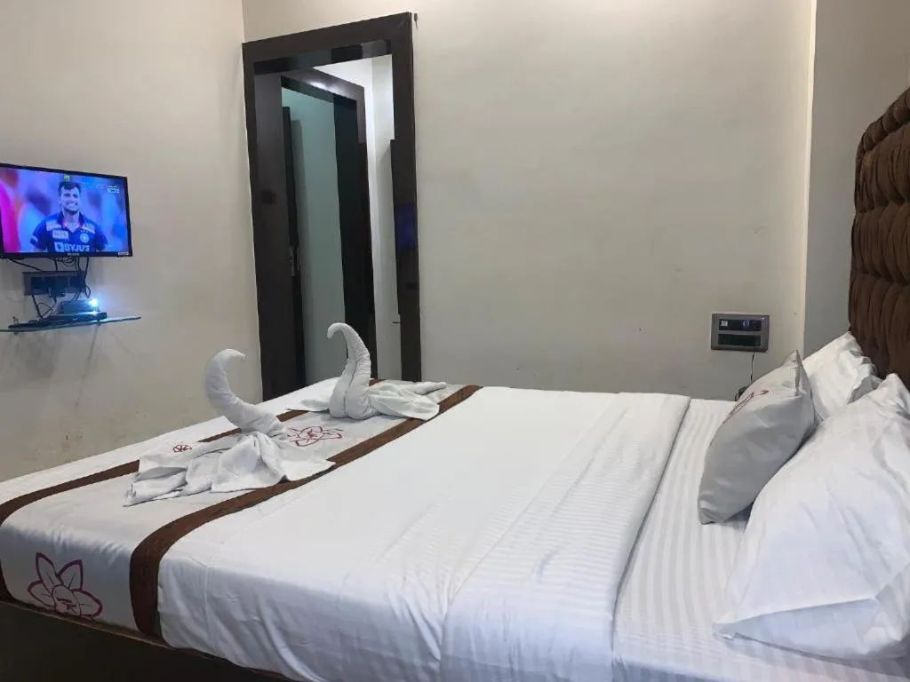 TV and multimedia, Bed in The JK Hotel Nr Railway Station