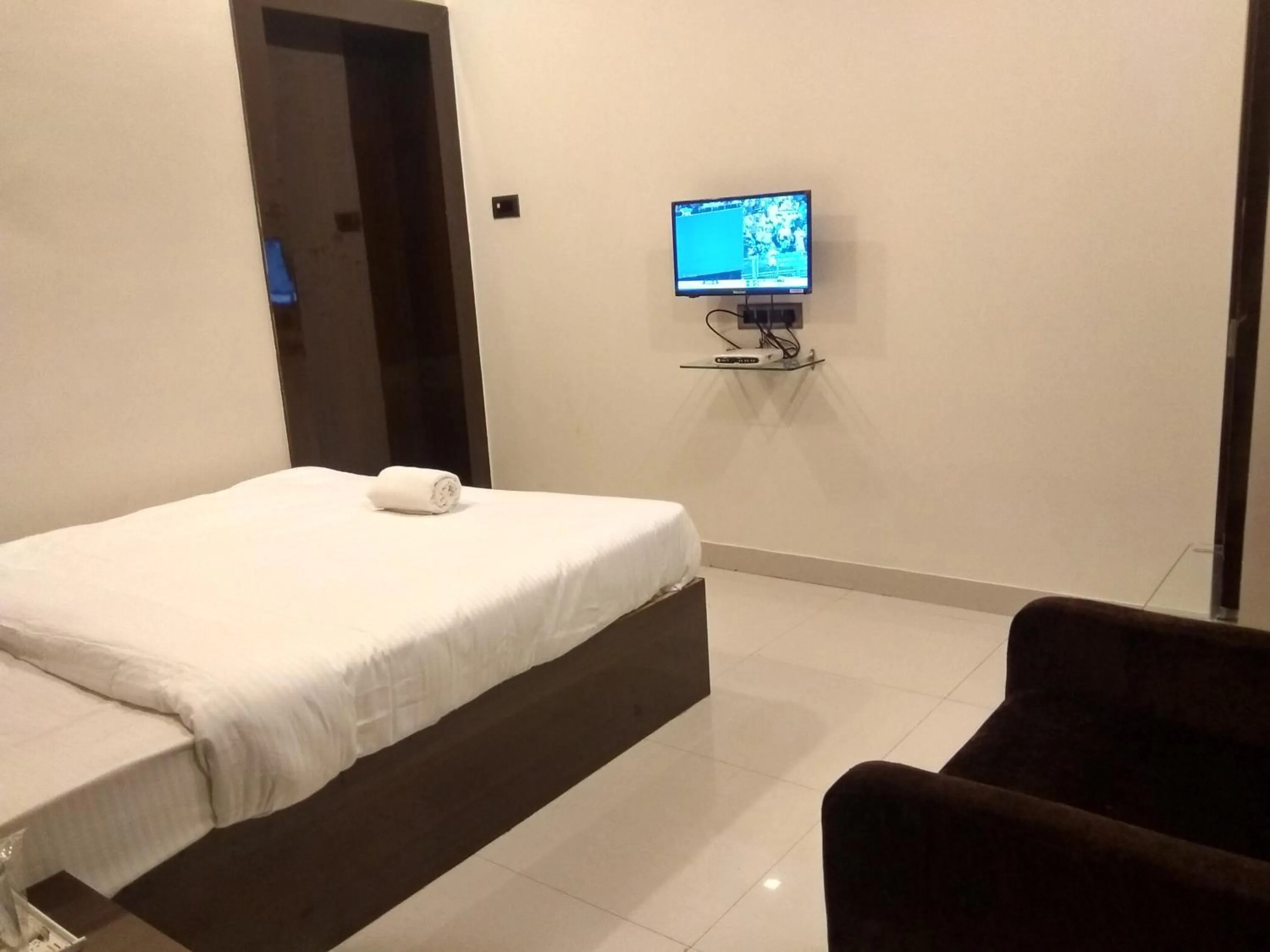 Bed in The JK Hotel Nr Railway Station