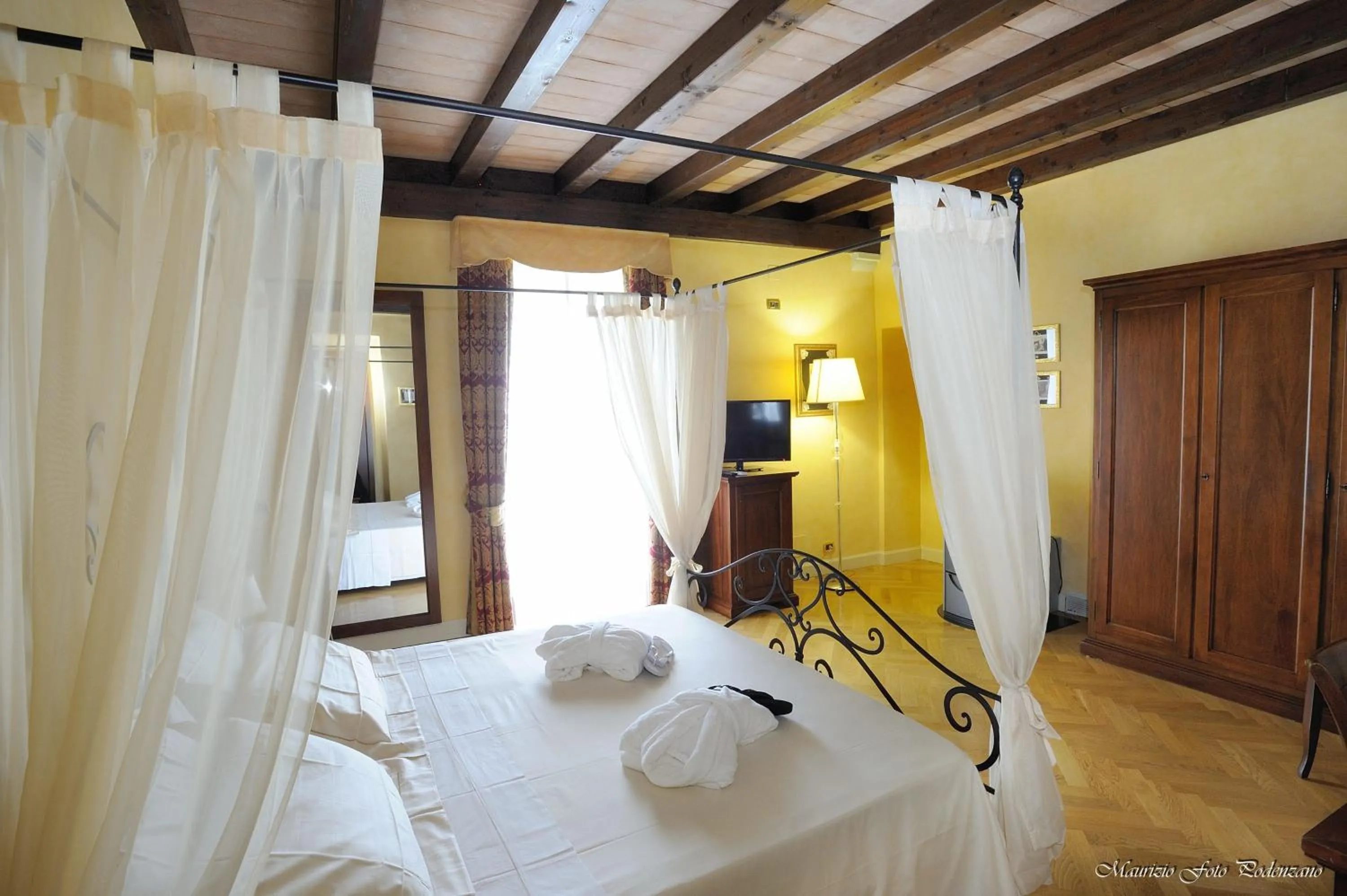 Photo of the whole room, Bed in Relais La Colombara Spa & Wellness