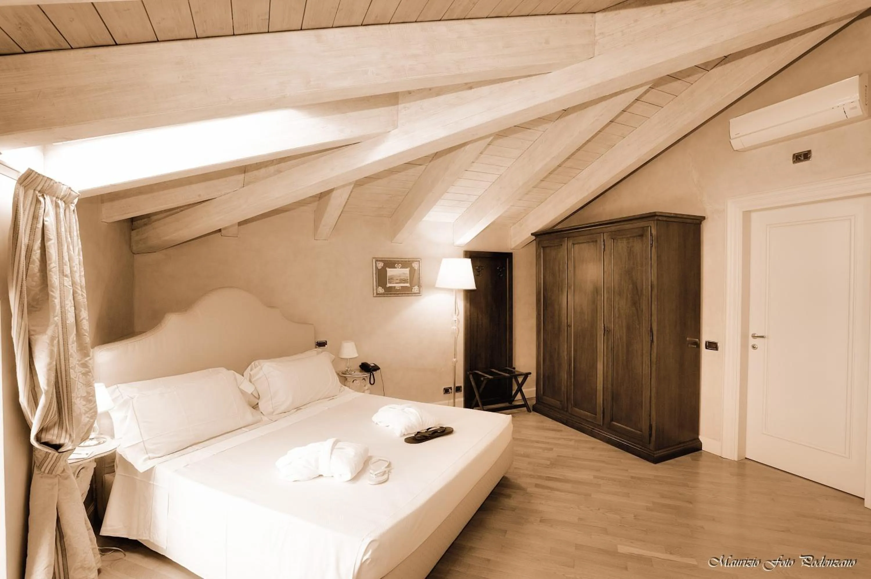 Photo of the whole room, Bed in Relais La Colombara Spa & Wellness