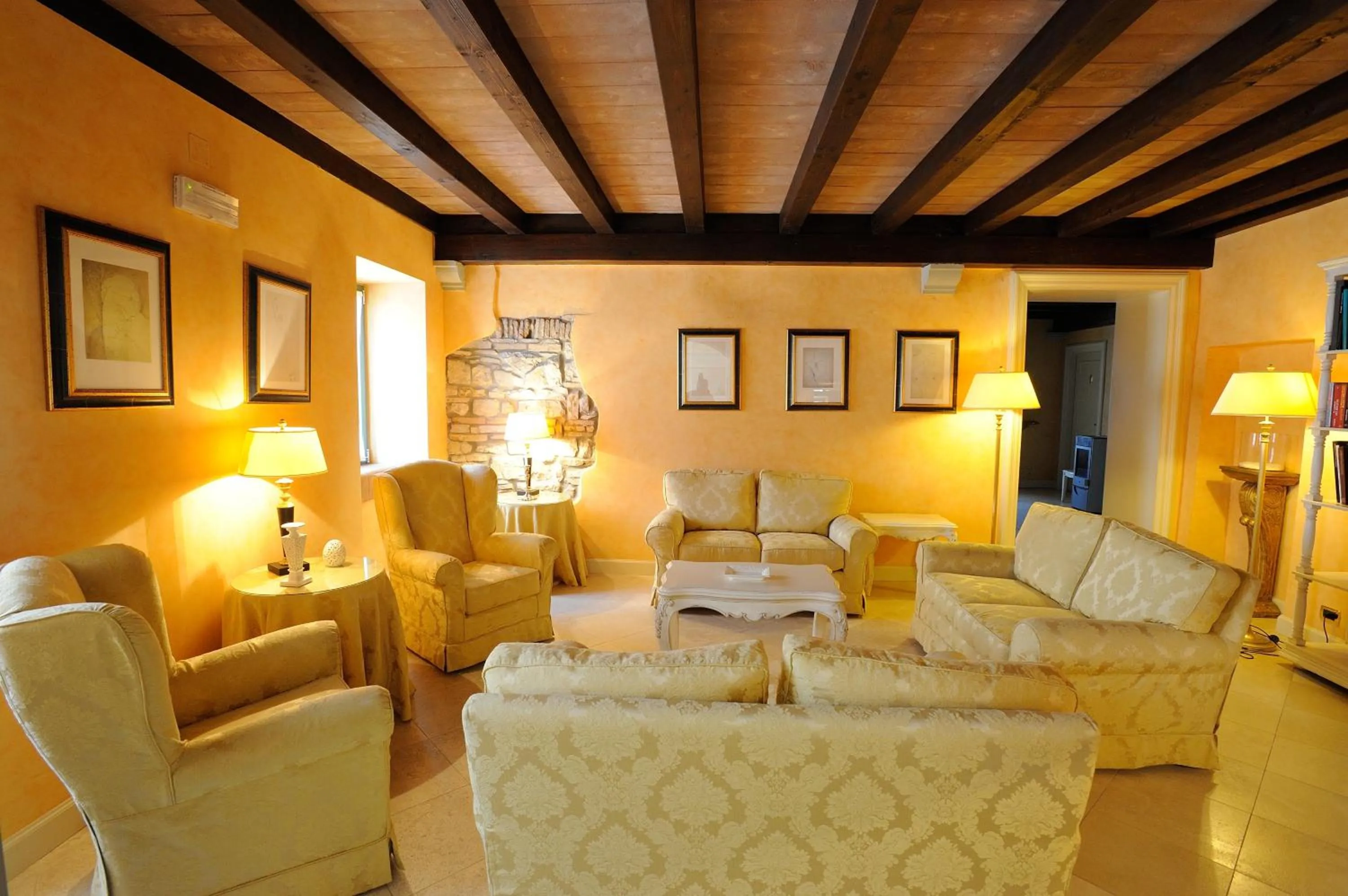 Communal lounge/ TV room in Relais La Colombara Spa & Wellness