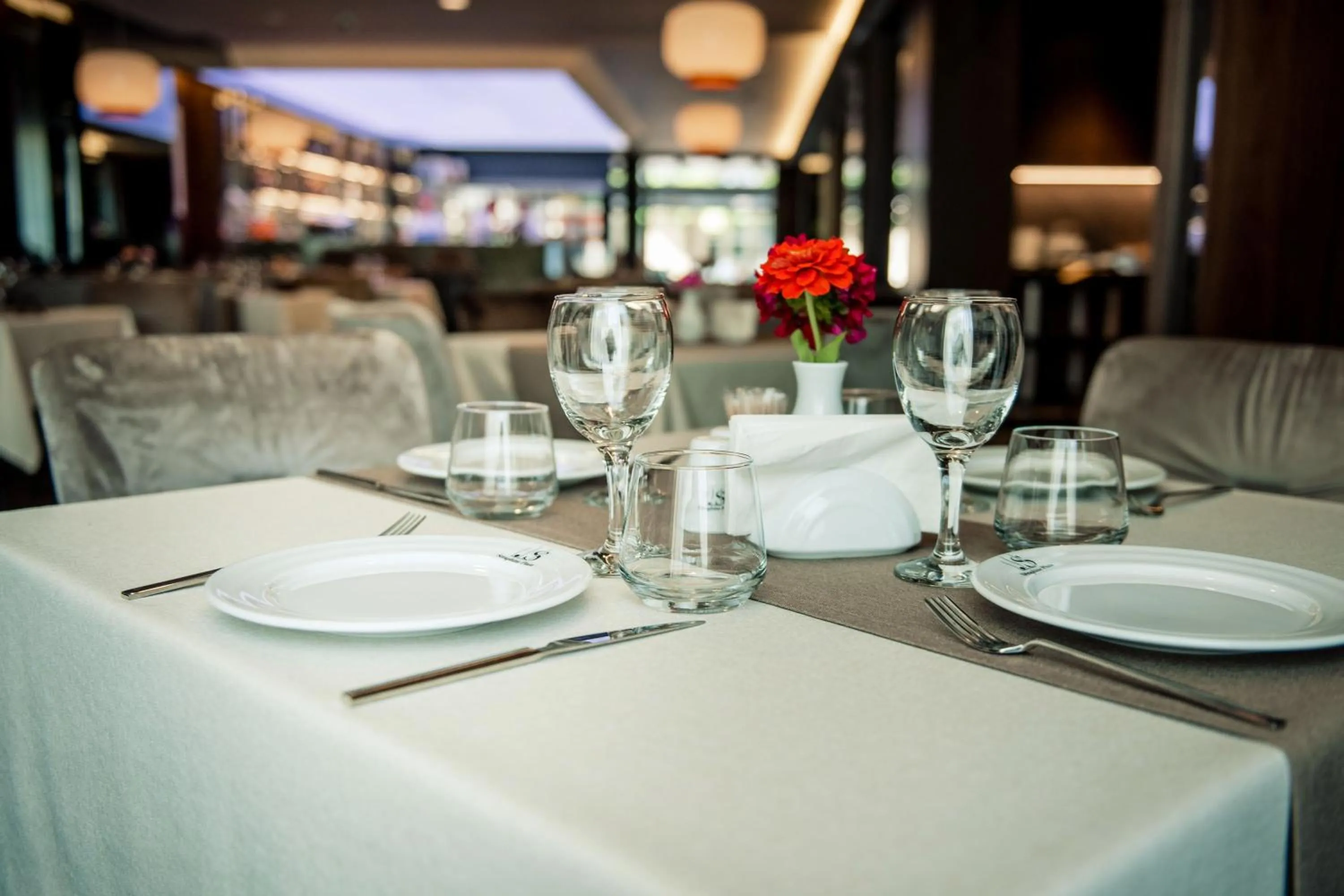 Restaurant/places to eat in Seraphine Plaza