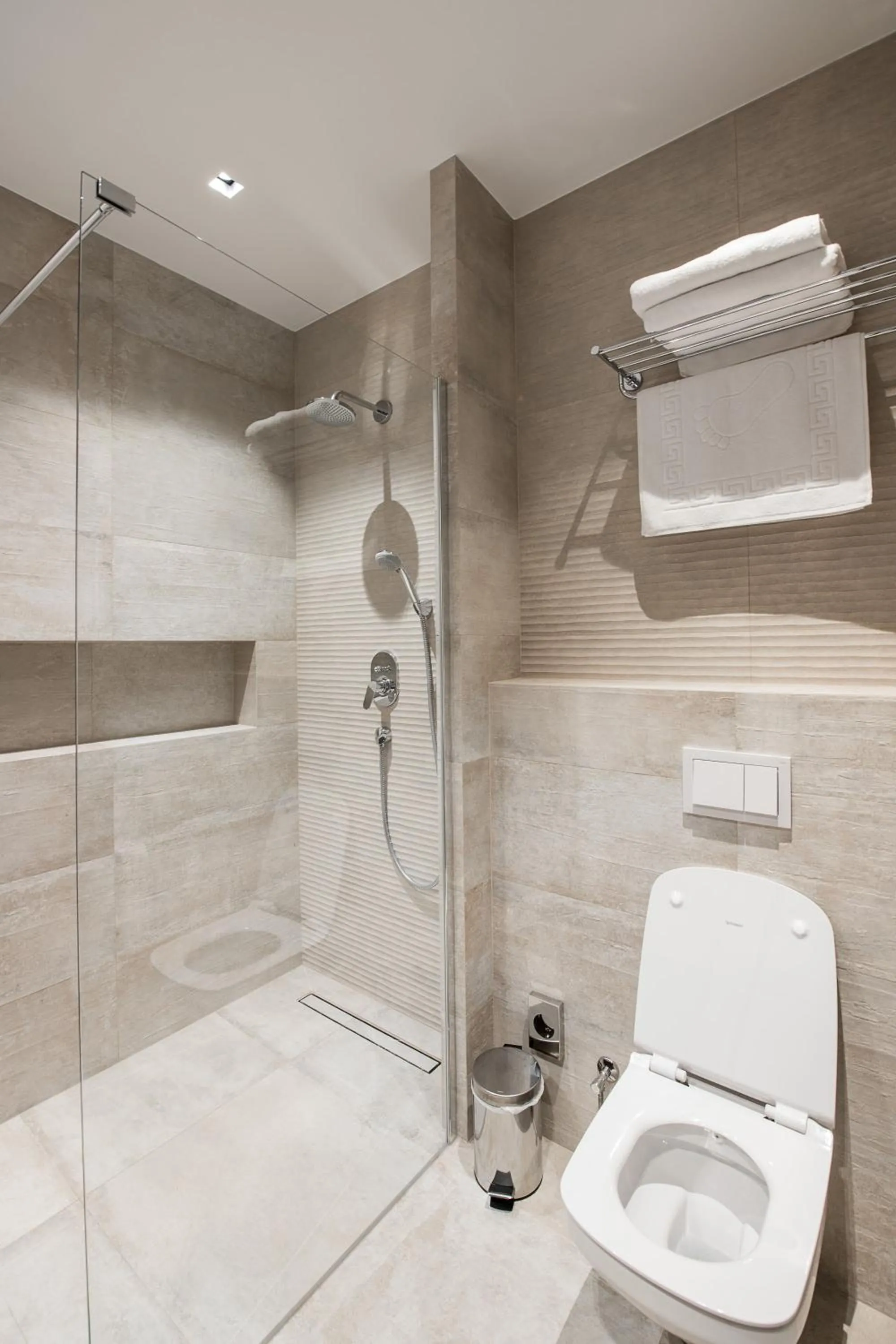 Shower in Seraphine Plaza