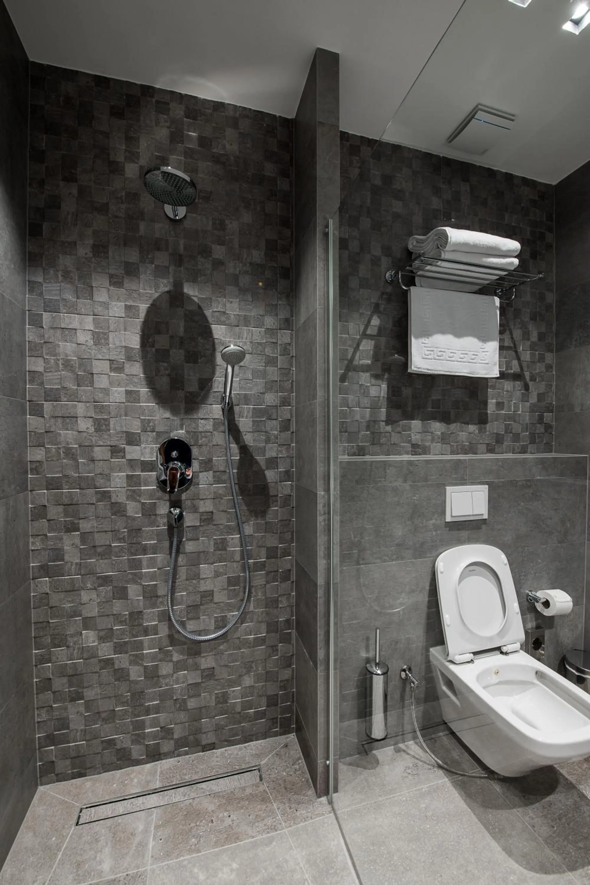 Shower in Seraphine Plaza