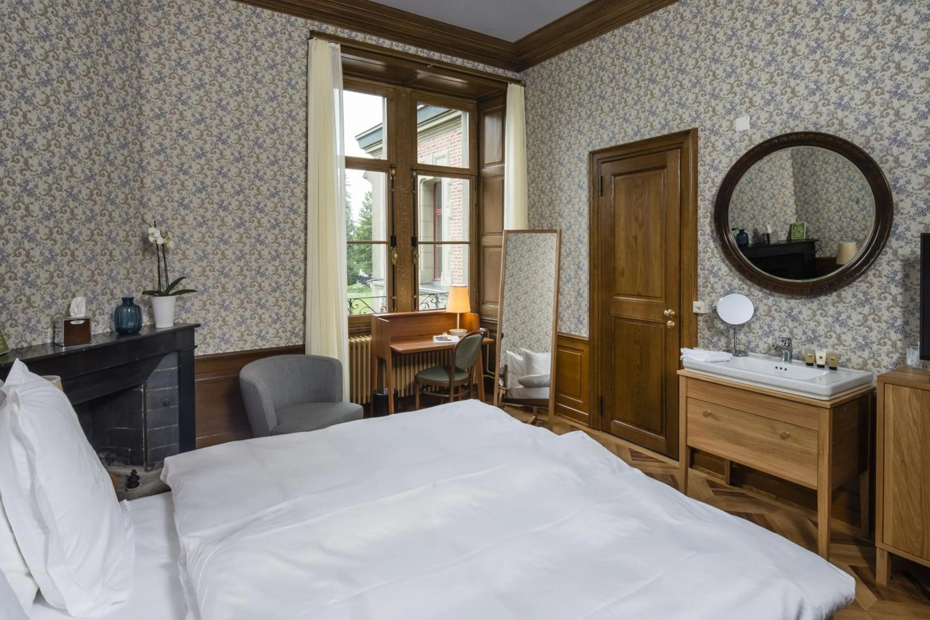 Bedroom, Bed in Schloss Schadau - Swiss Historic Hotel