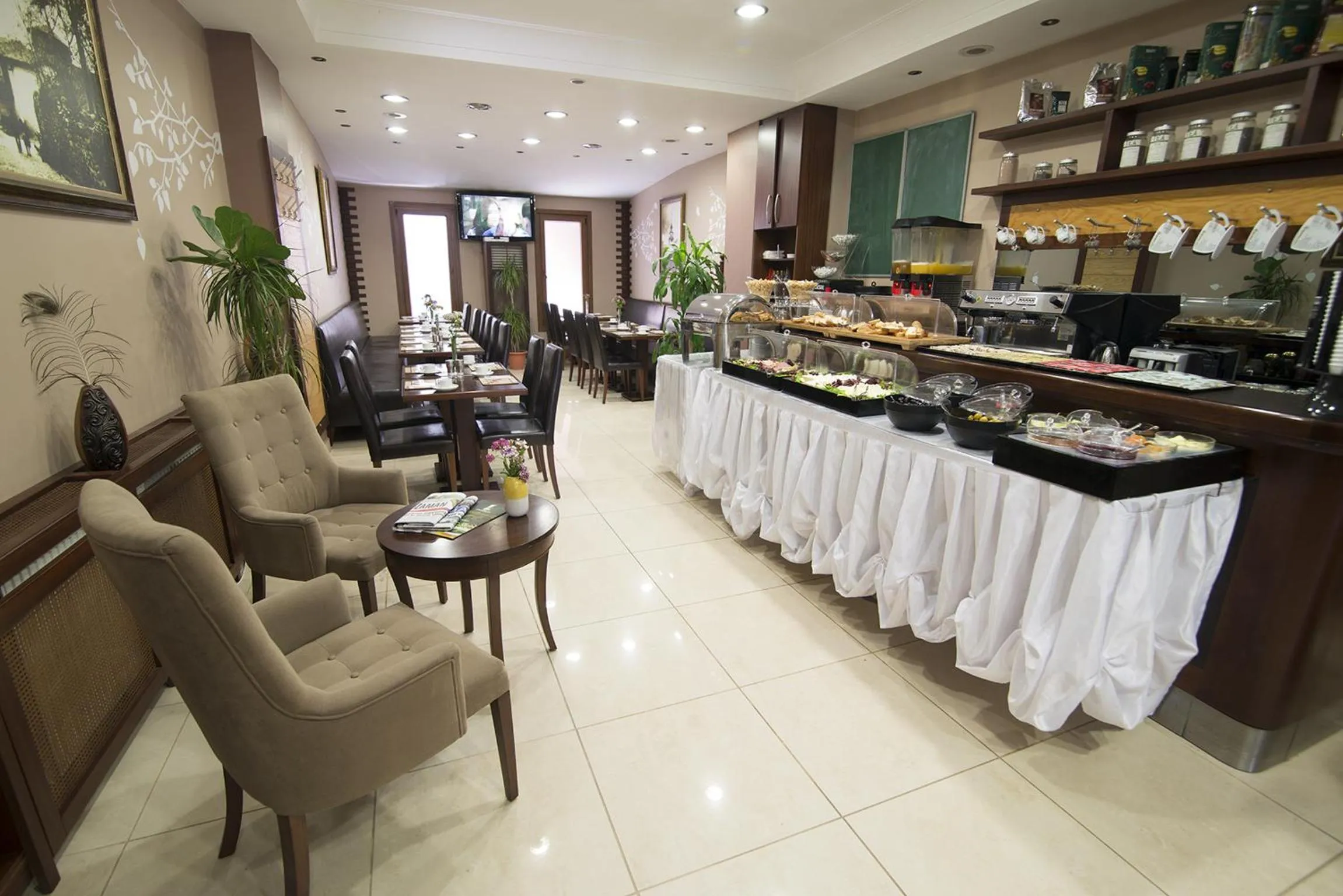Restaurant/places to eat in Cumbali Suite Hotel