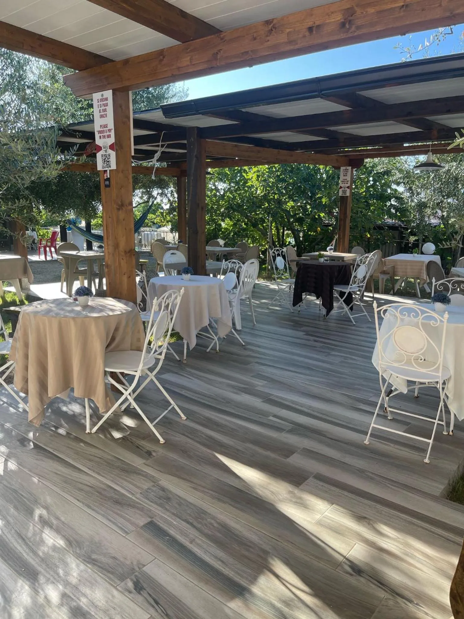 Restaurant/places to eat in Appartamenti Pousada Michelino