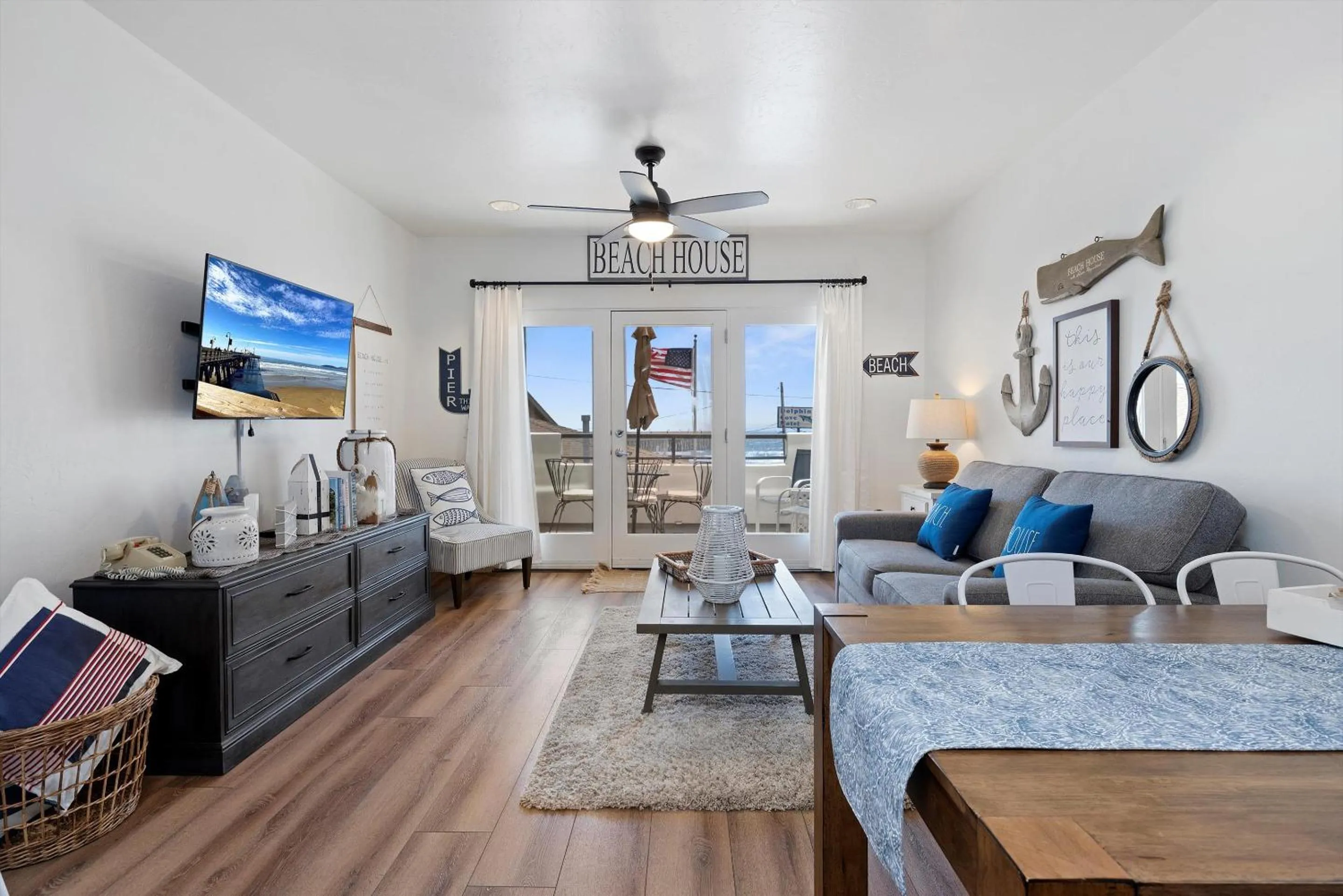 Living room in Beach House Inn & Suites